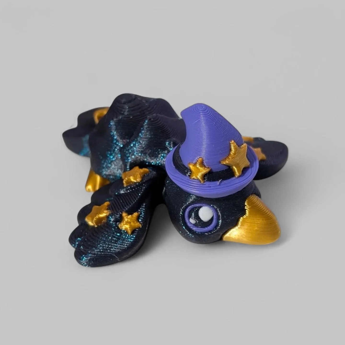 SHUT. THE. FRONT. DOOR. Not only am I sharing this adorable friend with y'all, he's even on my website. For ONCE I'm actually posting something that is ready for sale. 😅 Someone be proud of me please. 🤣 Link in bio ~
#3dprinted #smallbusiness #wiz