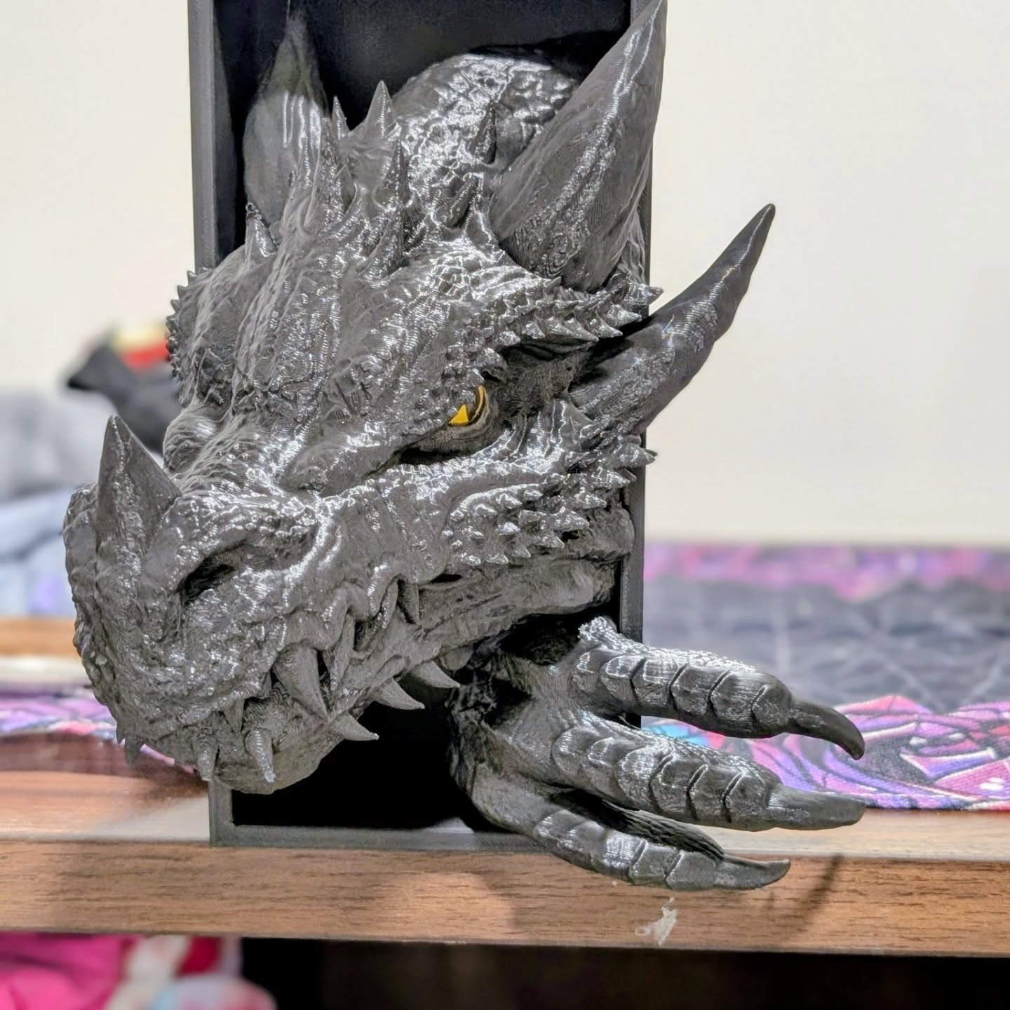 I am obsessed with how this turned out. First time doing one of these and now I'm addicted 😅 I hand painted the eyes and I'm so proud of myself haha. It was requested in all black with gold eyes to be inspired by Tairn! 

#3dprinting #3dprinted #boo