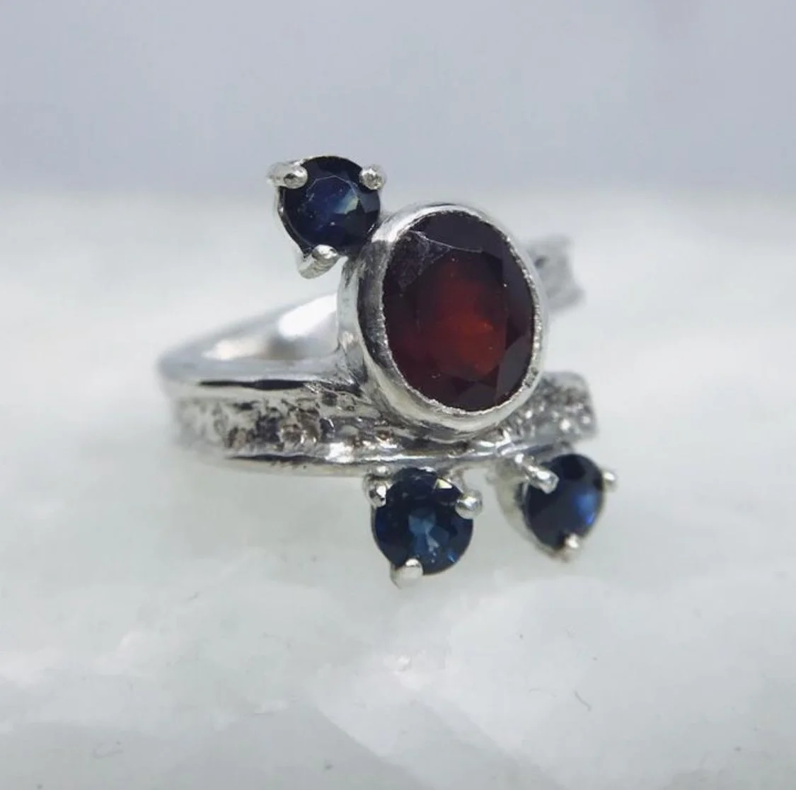 Anillo de plata con varios montajes de piedras