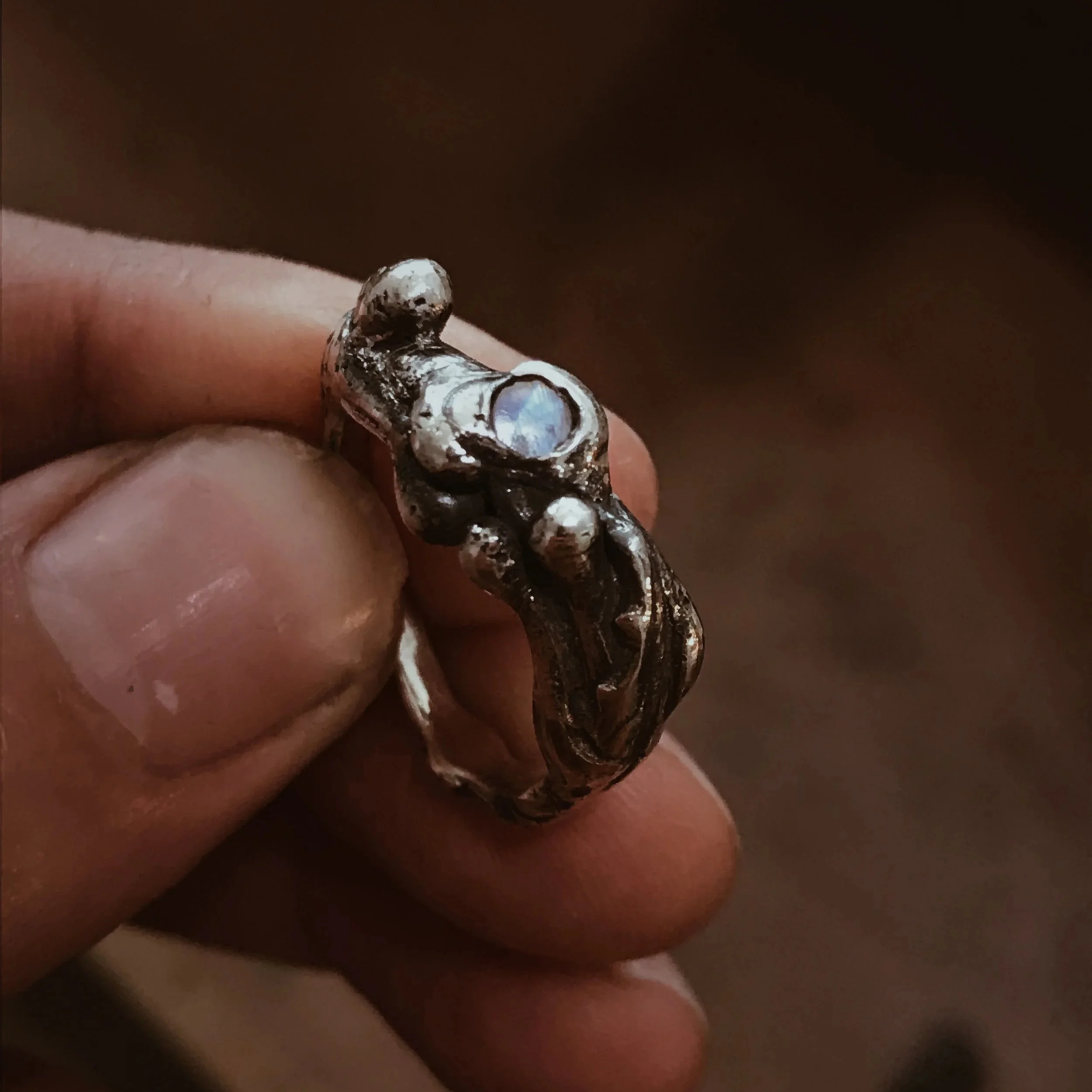 Anillo de plata con piedra de luna hecho con la técnica de la cera perdida