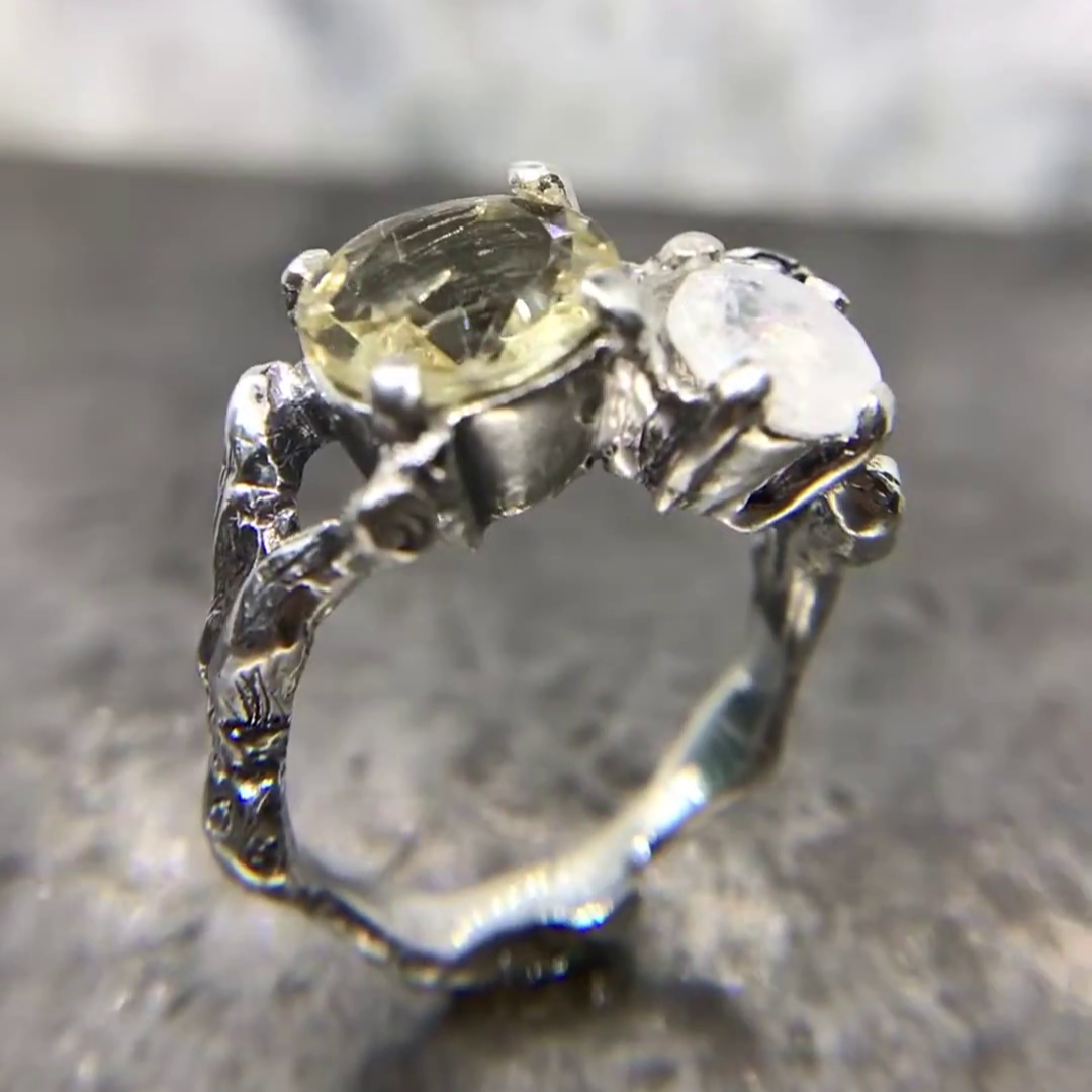 Anillo de plata hecho con la técnica de la cera perdida
