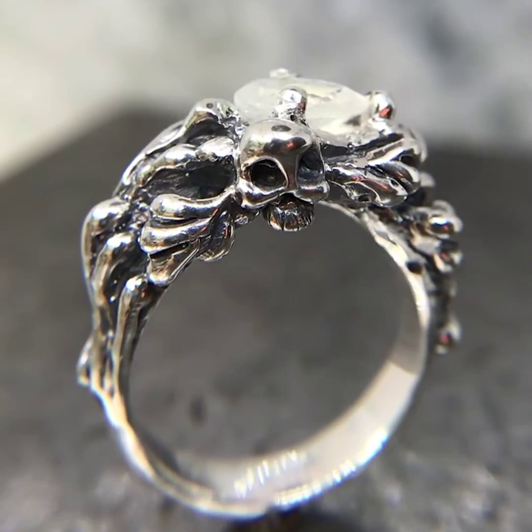 Anillo de plata con diseño de calavera hecho con la técnica de la cera perdida
