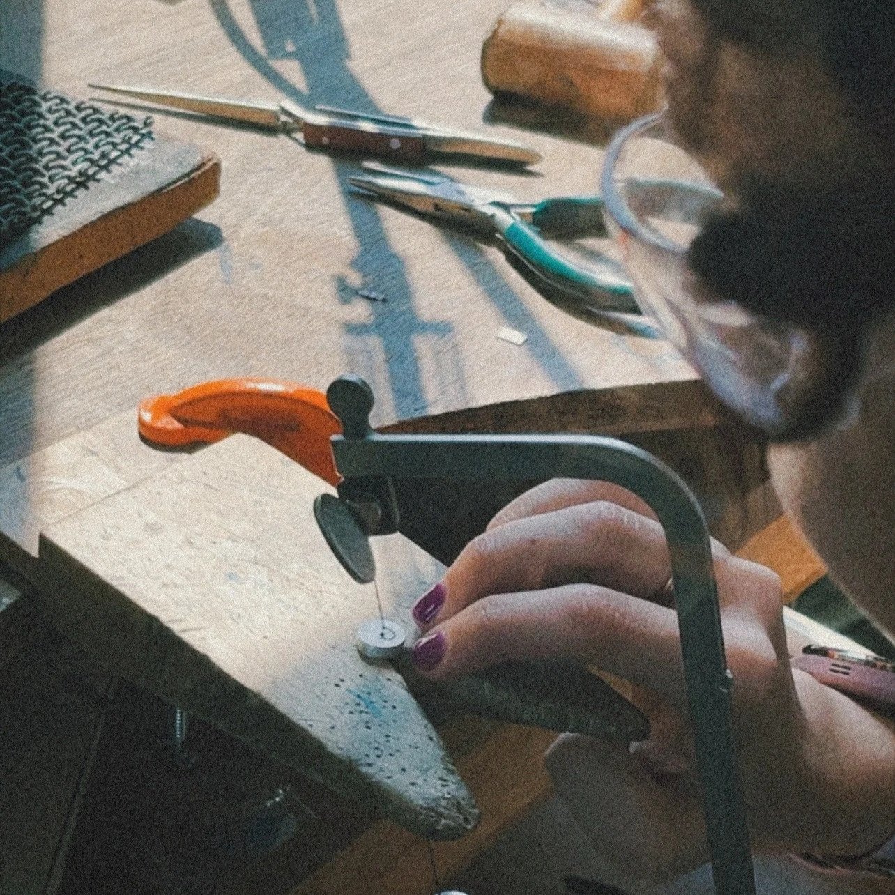 Alumno trabajando en el Taller de Joyería