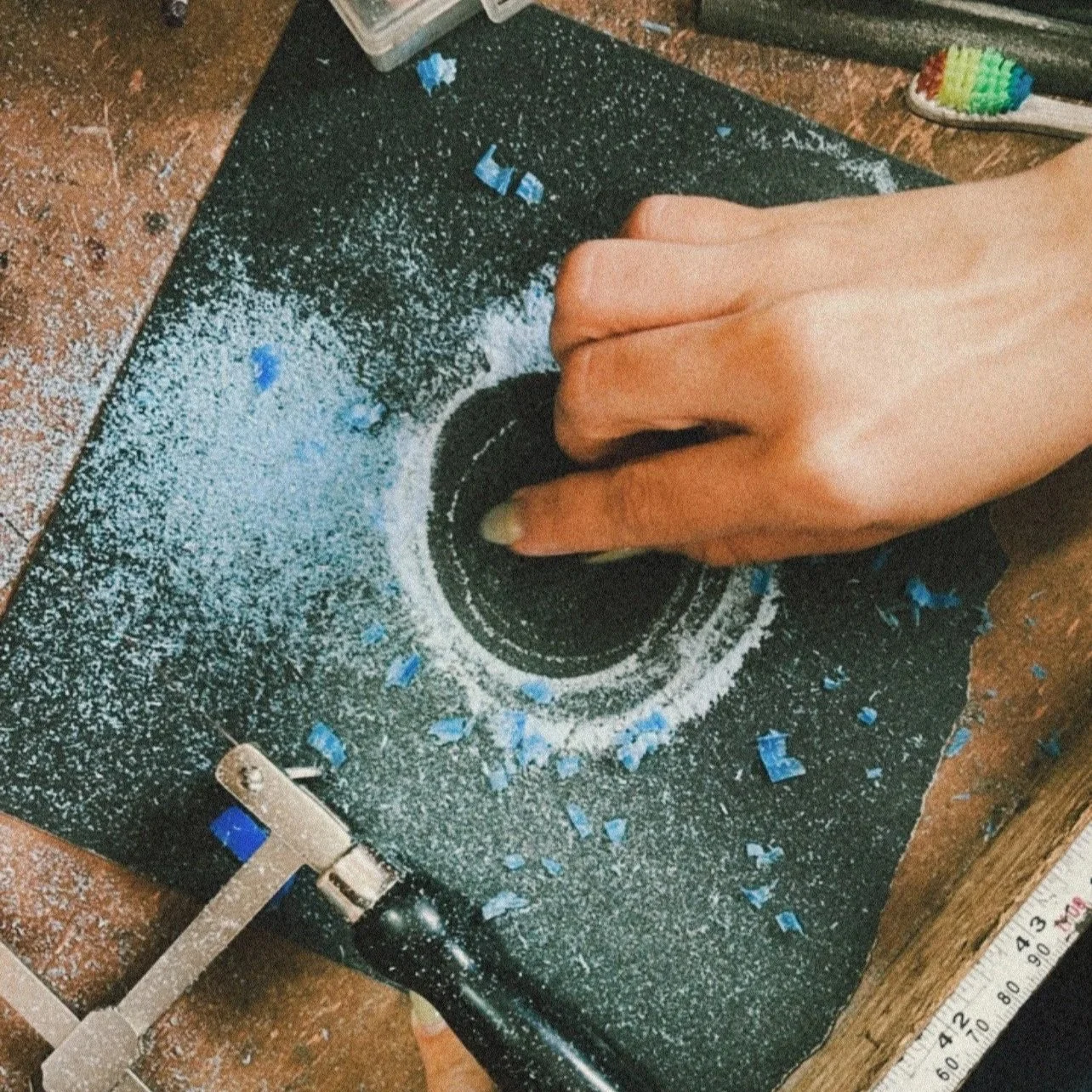 Lijando un diseño en cera con una lija de agua