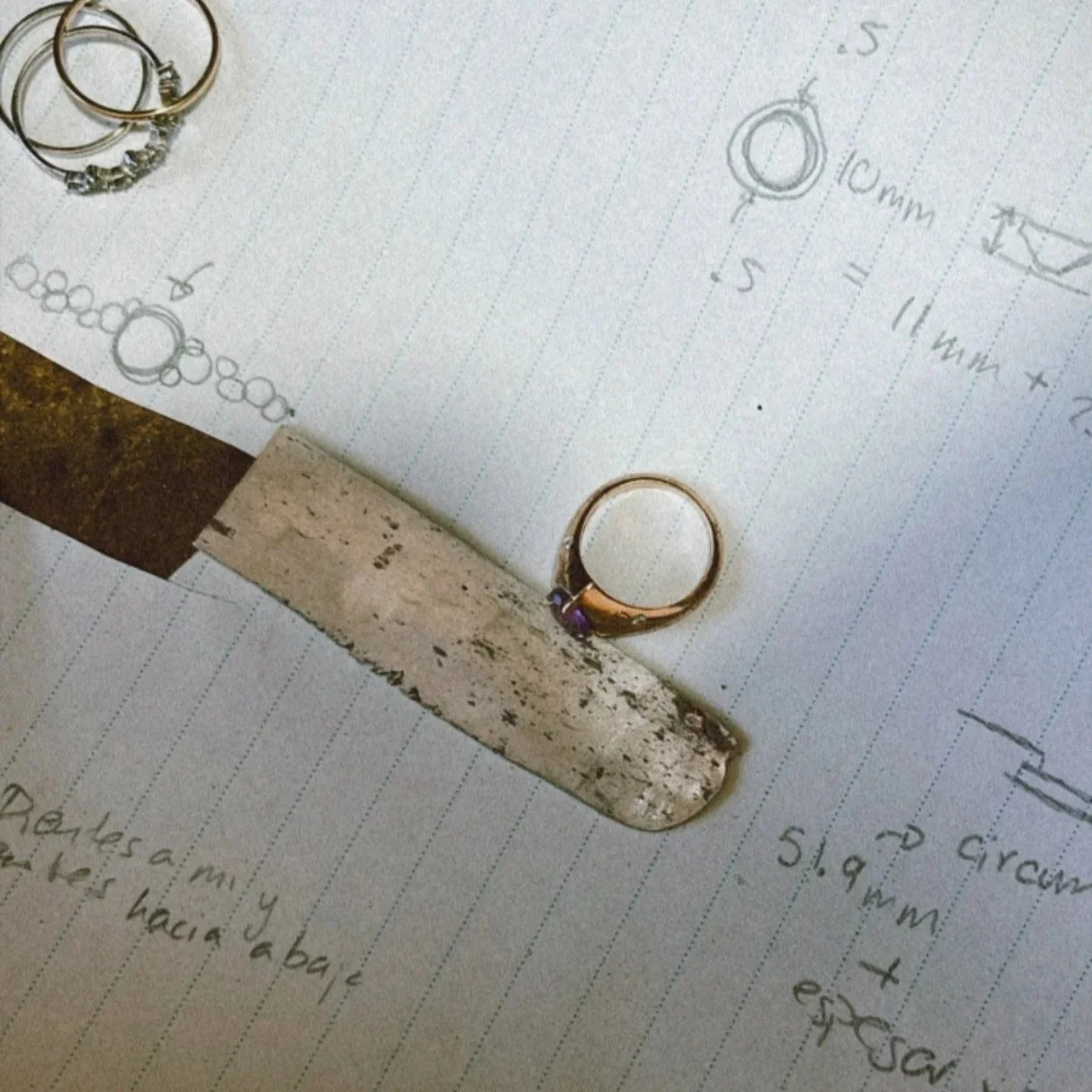 Anillo sobre bocetos
