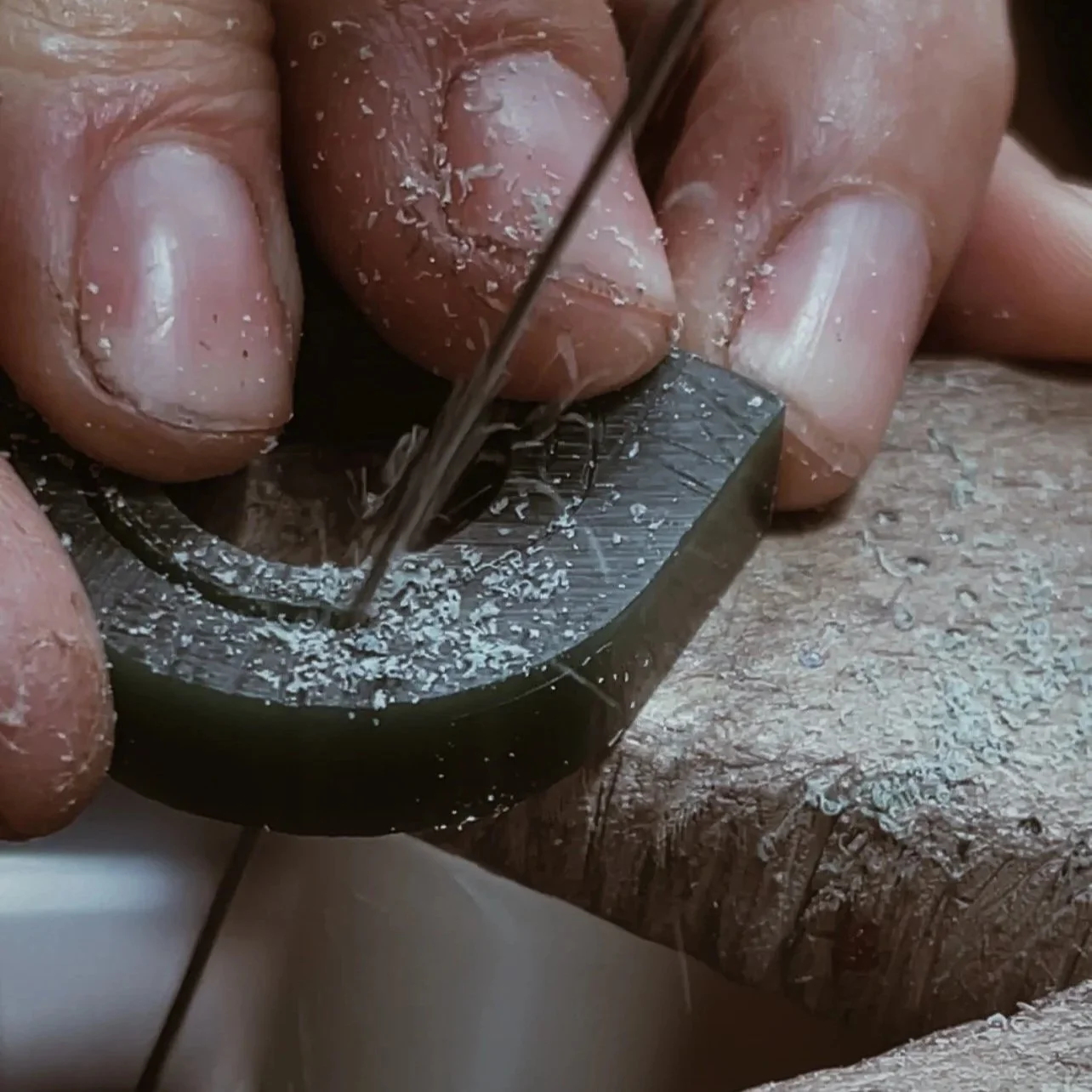 Alumno cortando un trozo de cera para el diseño de un anillo
