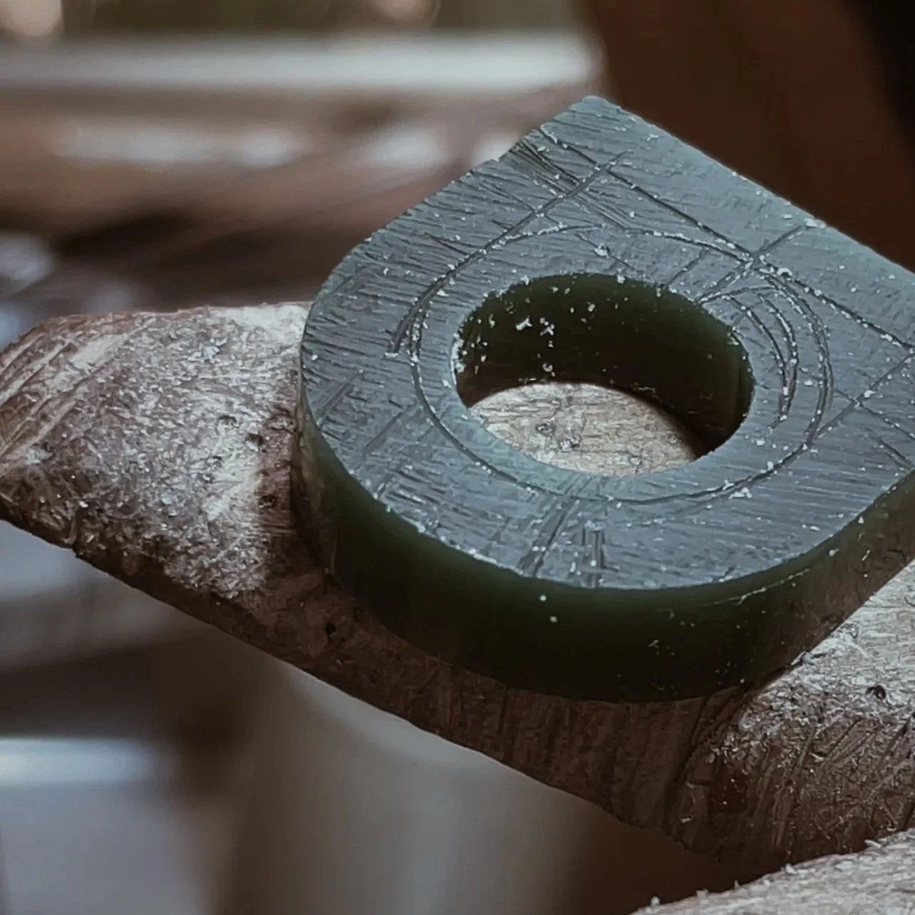 Un bloque de cera para modelar un anillo. 