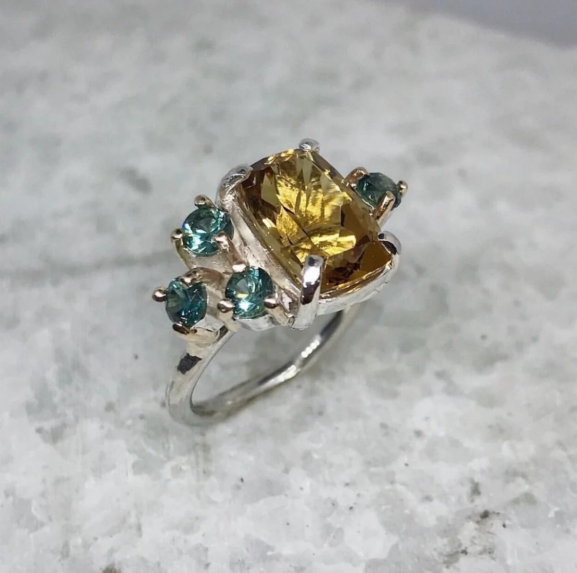 Anillo de plata con varios montajes de piedras
