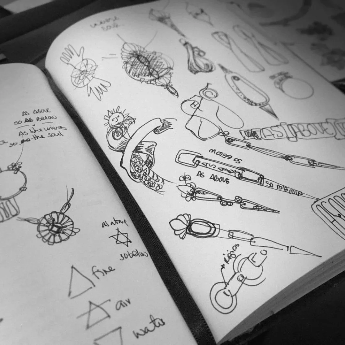 Cuaderno con dibujos, notas y grabados para el diseño de accesorios y joyería