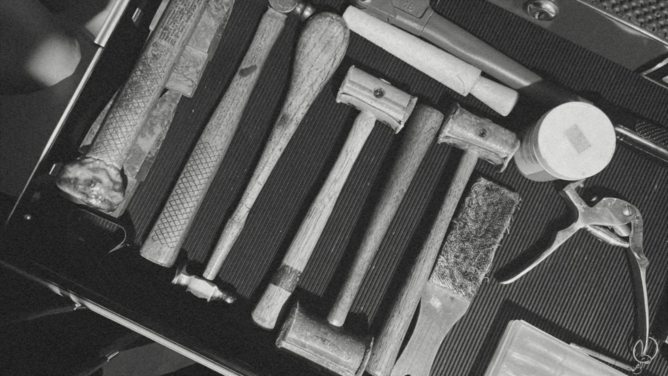 Caja con herramientas que incluye martillos y otros instrumentos de orfebrería