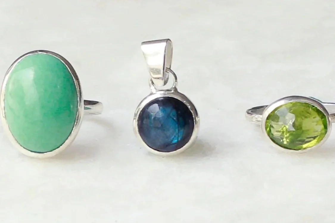 Piezas de plata con montaje de piedra a bisel.