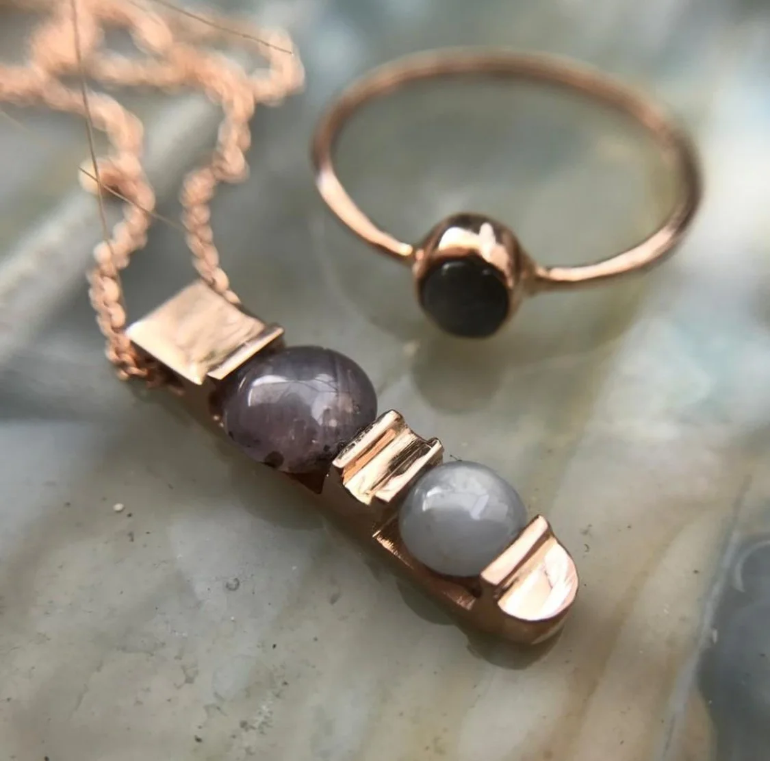 Collar y anillo de oro hecho por alumnos