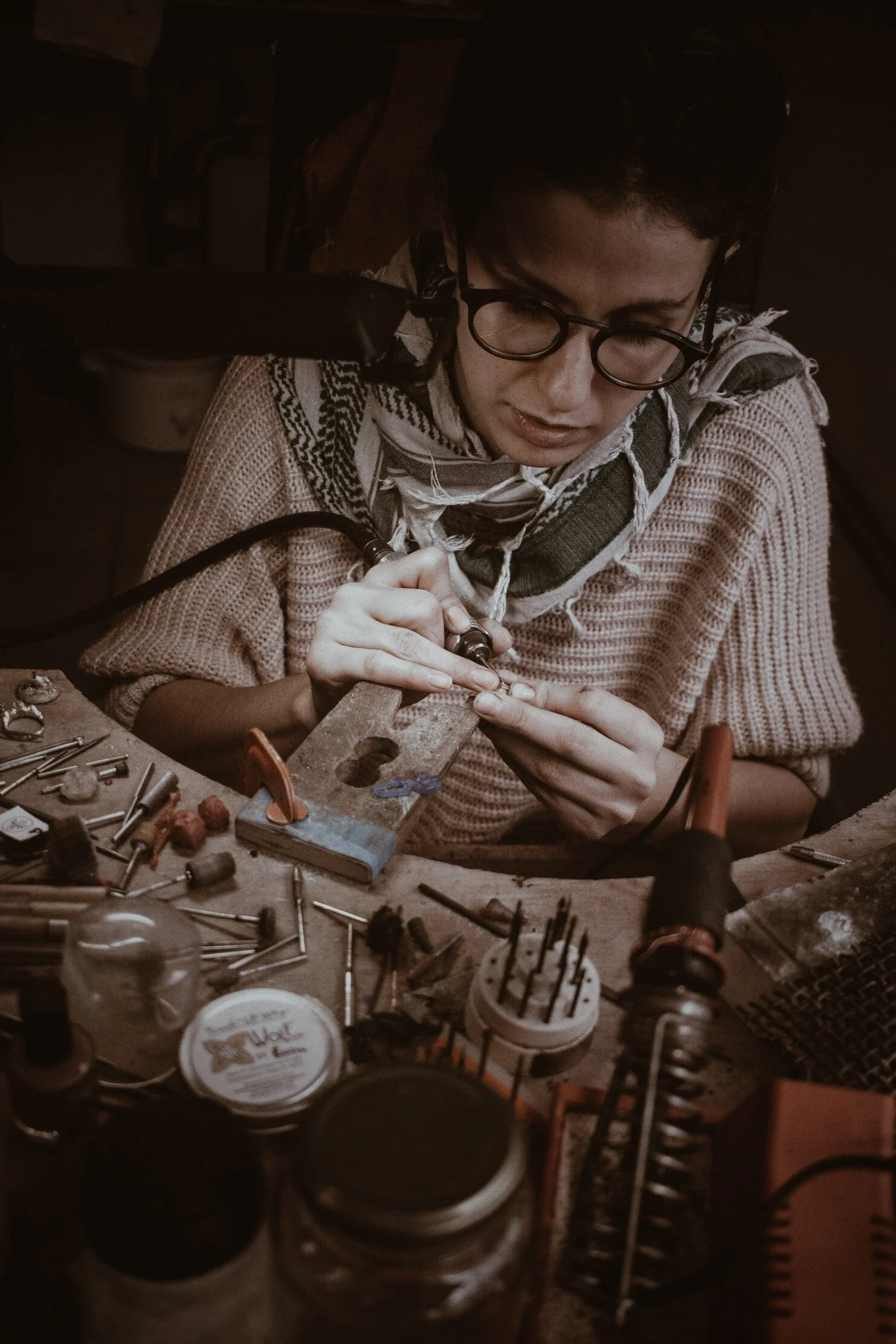 La Maestra Elisa Garza trabajando en el Studio.