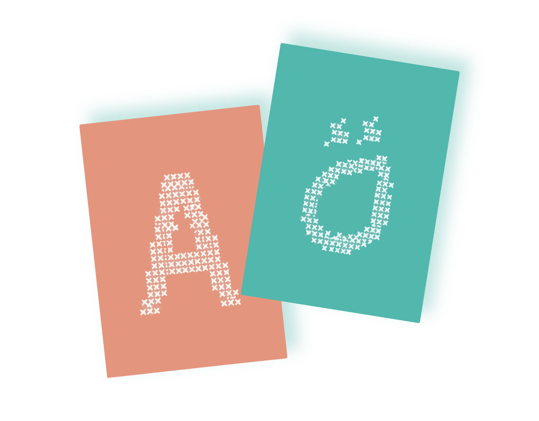 بطاقتان تعليميتان بحرفين منقطين "A" و"Ö"، أحدهما وردي والآخر أزرق، متداخلتان مع بعضهما البعض.