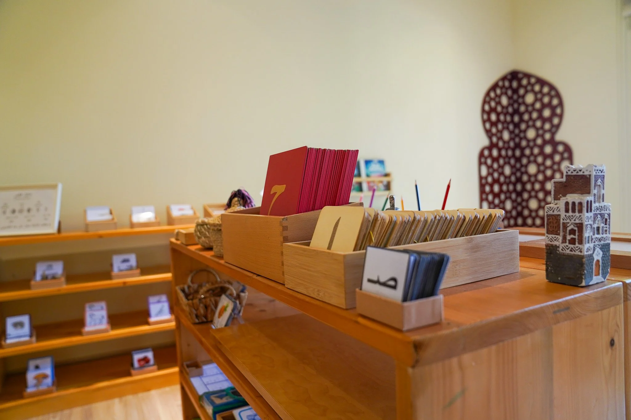 صندوق تخزين مع بطاقات فهرسة حمراء وصفراء على طاولة خشبية في متجر هدايا.