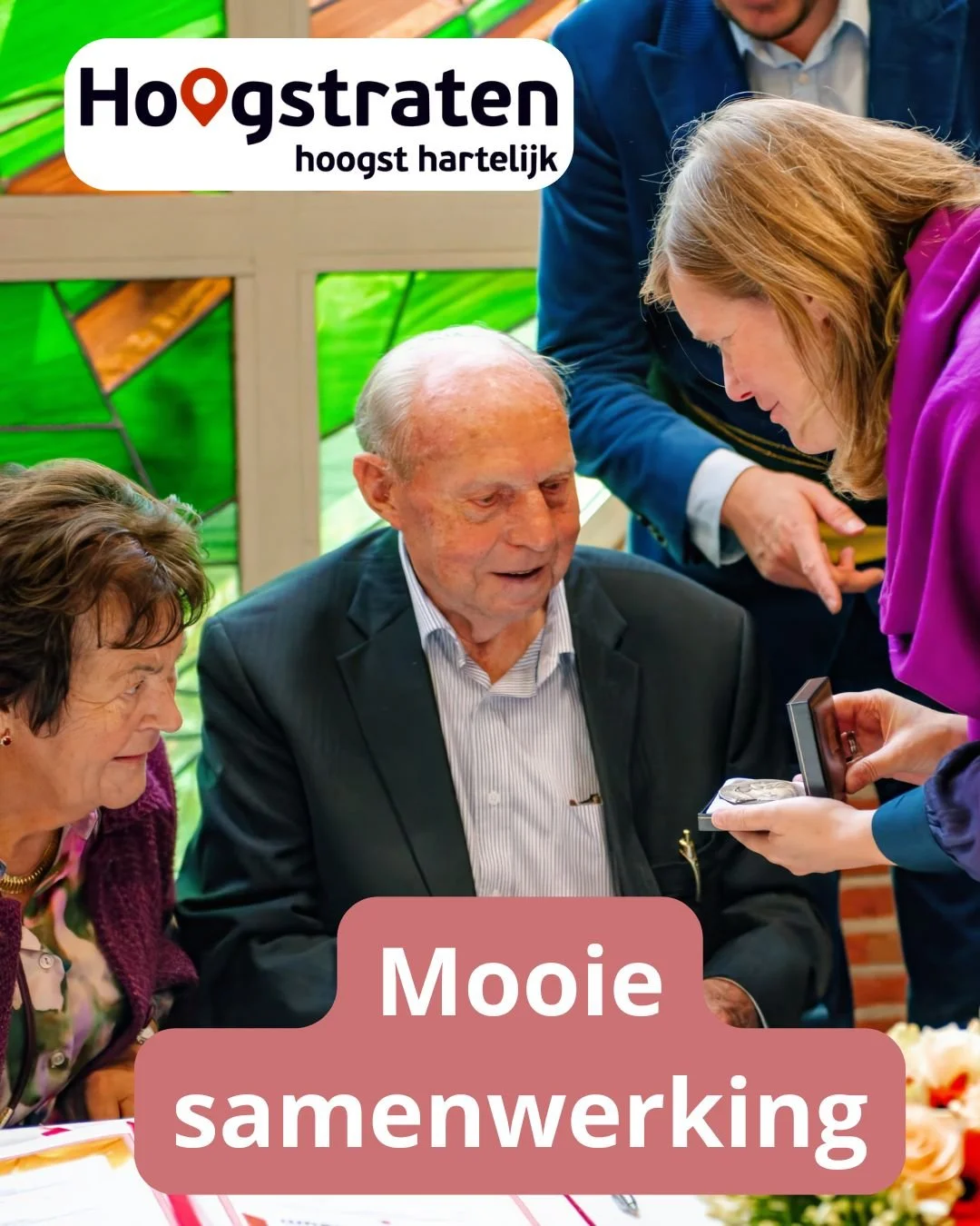 Erkenning krijgen, doet altijd deugd.

Dat is wat Stad Hoogstraten al vele jaren doet aan hun jubilarissen.
Ze worden letterlijk in de bloemen gezet voor hun 50,60,65 en zelfs 70 jarig huwelijk.

En om dat te vieren worden ze elk jaar uitgenodigd doo