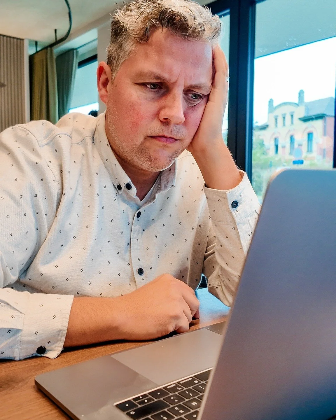 Soms zit je daar&hellip; starend naar je scherm.
Post gemaakt. Alles gegeven.
En dan komen de views binnen: meh. 🤷 😅

We willen allemaal dat elke post viraal gaat.
Maar wat gebeurt er meestal?
De meeste posts doen het &ldquo;gewoon ok&eacute;&rdquo