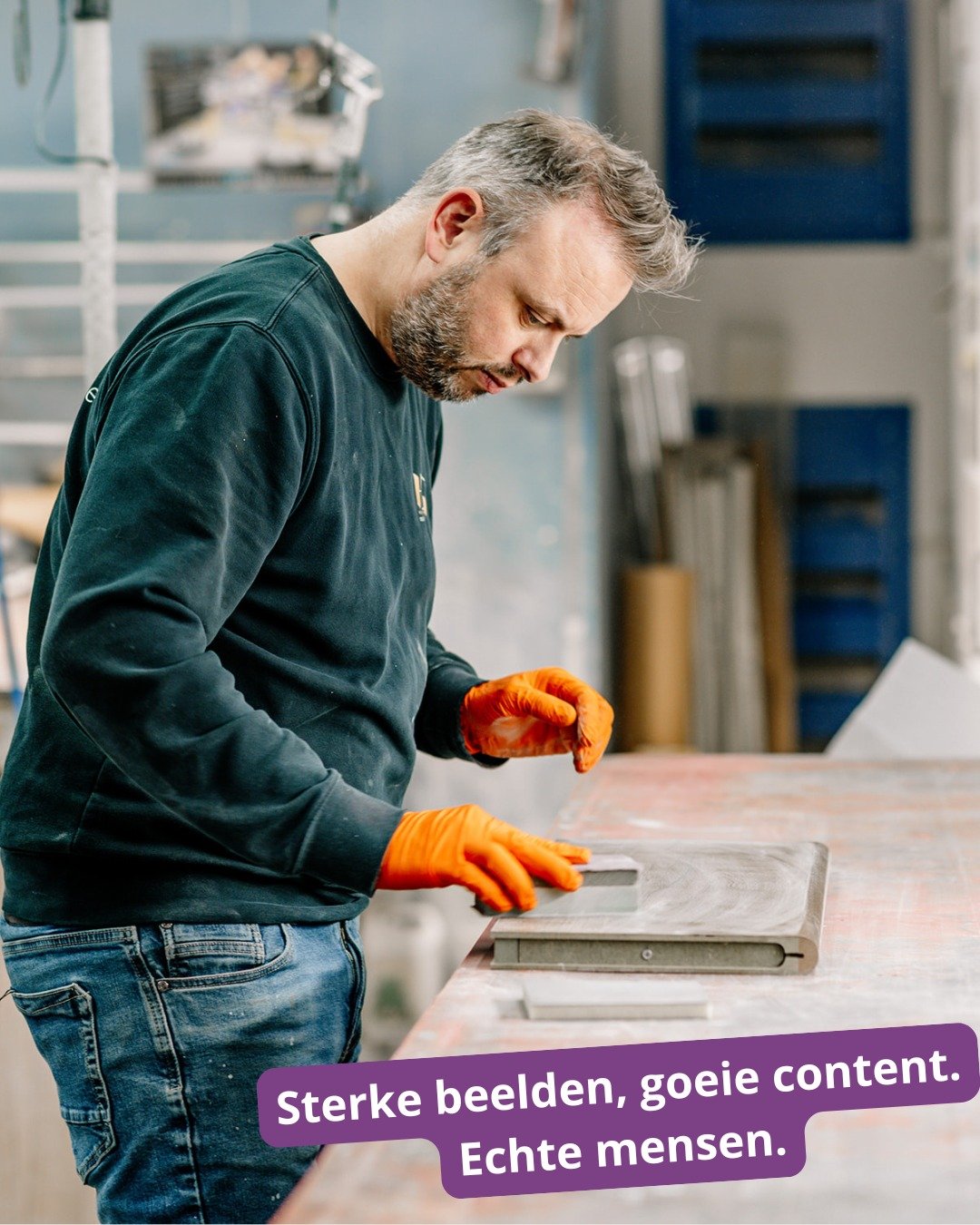 Sterke content begint niet bij perfecte poses.
Het begint bij de mensen die hun vak kennen en hen gewoon in hun element laten.

Als een vlieg op de muur beelden schieten van de werkvloer.
Da's wat het meest impact maakt!

Want Steven en zijn team van
