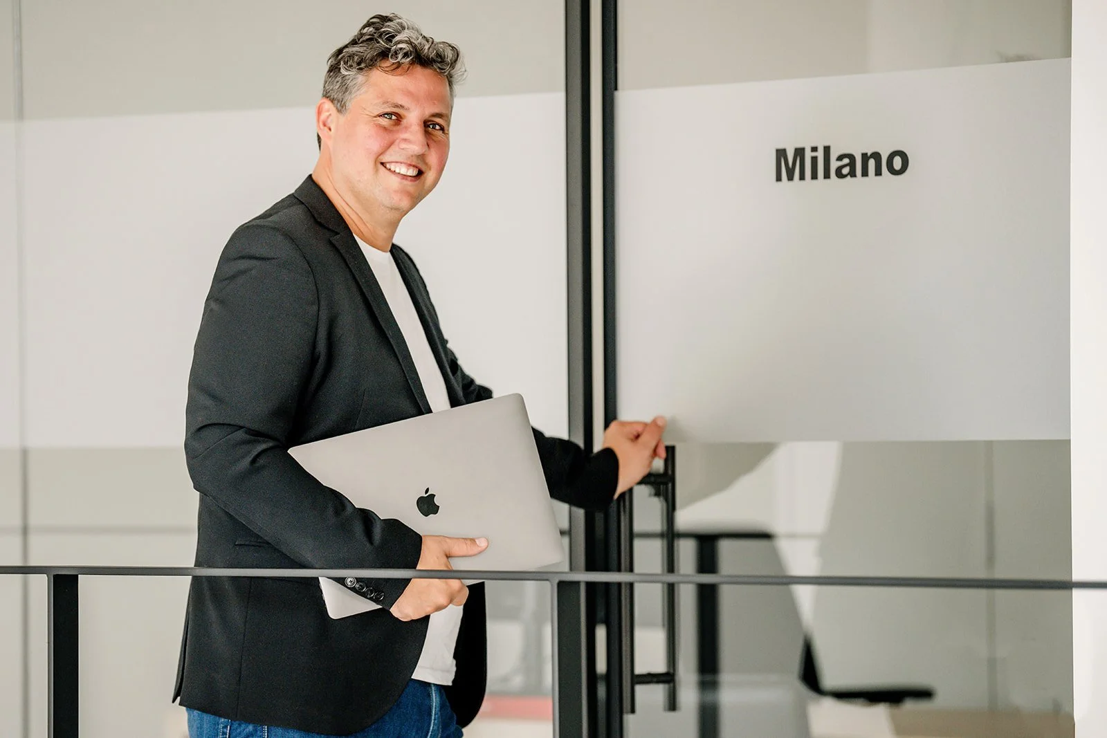 Johan Gagelmans met een apple macbook in een zakelijke omgeving