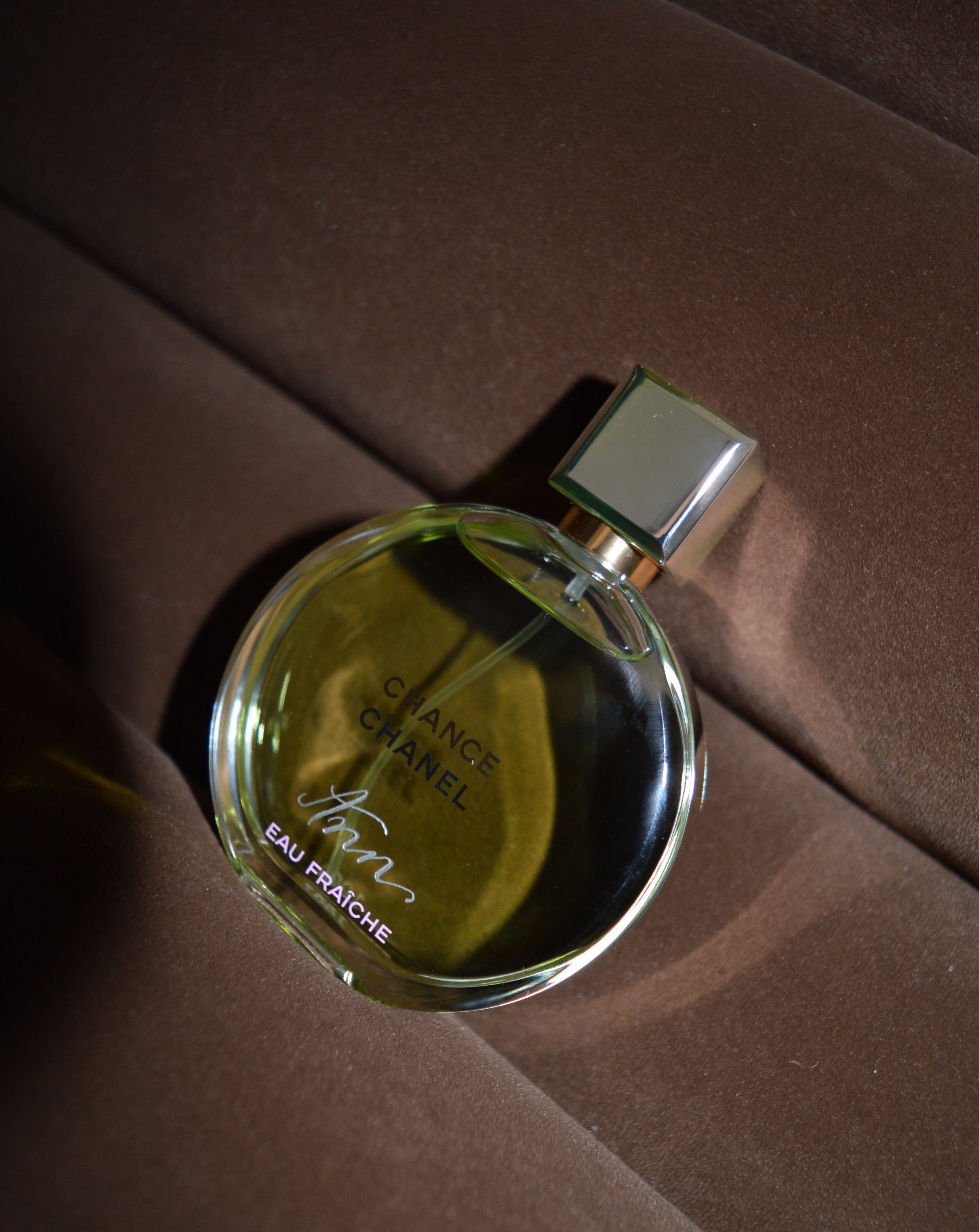 A signature scent now personalised, using slow thoughtful hand engraving 

This bottle is also very on brand for IRC, I&rsquo;m utterly obsessed! 

CHANCE EAU FRA&Icirc;CHE by @chanelofficial 

#perfume #chanelperfume #personalisedgift #perfumeengrav