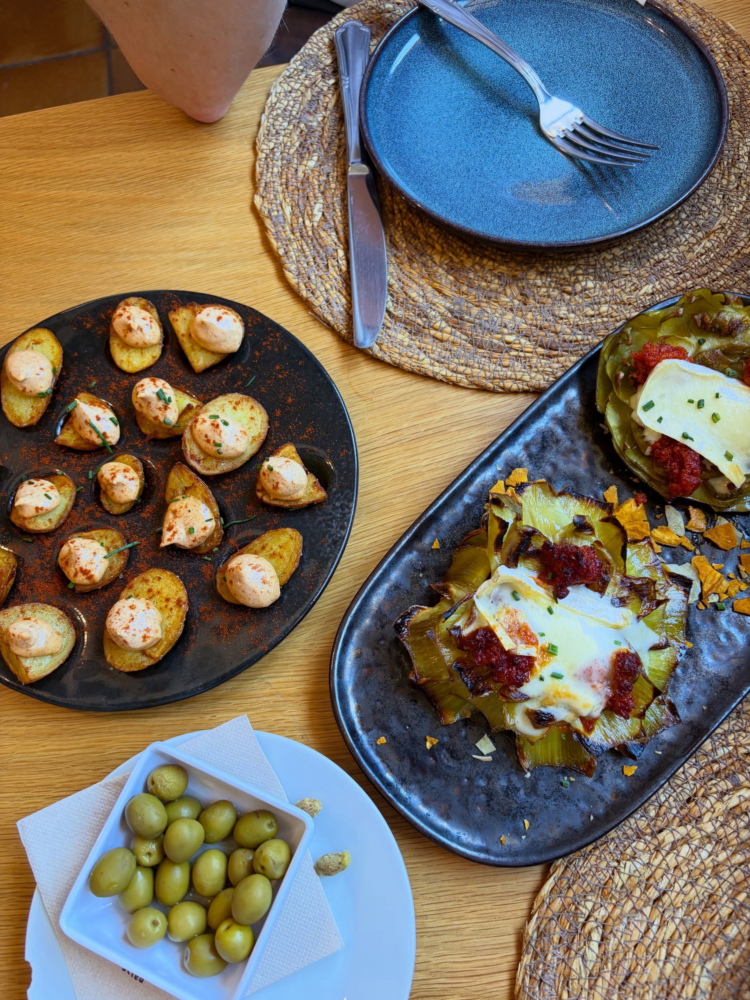 End of summer roundup from Spain- lots of sweet sweet seasonal produce, potatoes, artichokes, olive oil, and paella dreams came true 🍑🍈🫒🍎🦑🌞