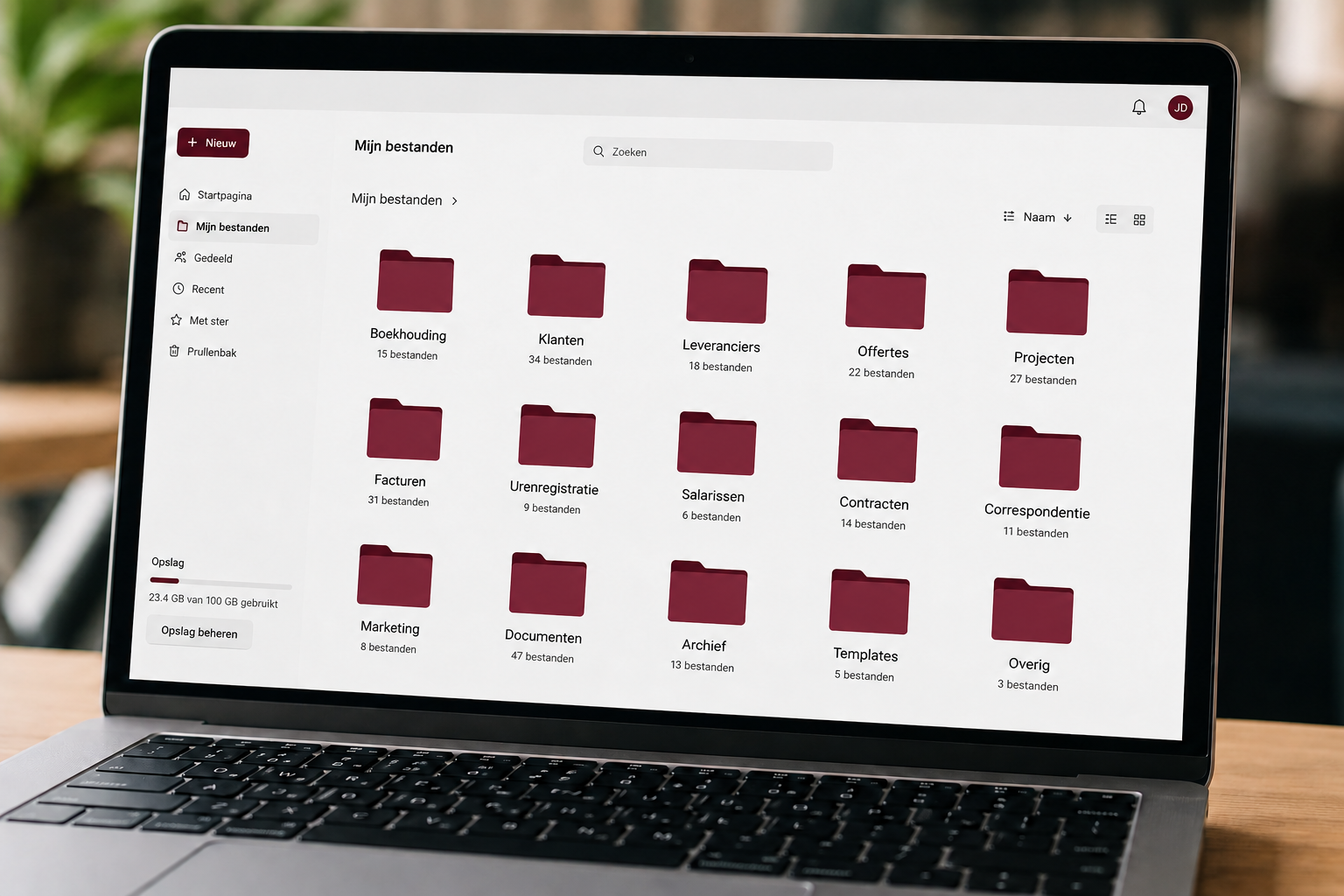 Laptop met folders, digitaal, orde, geen chaos, overzicht, administratie, ondersteuning