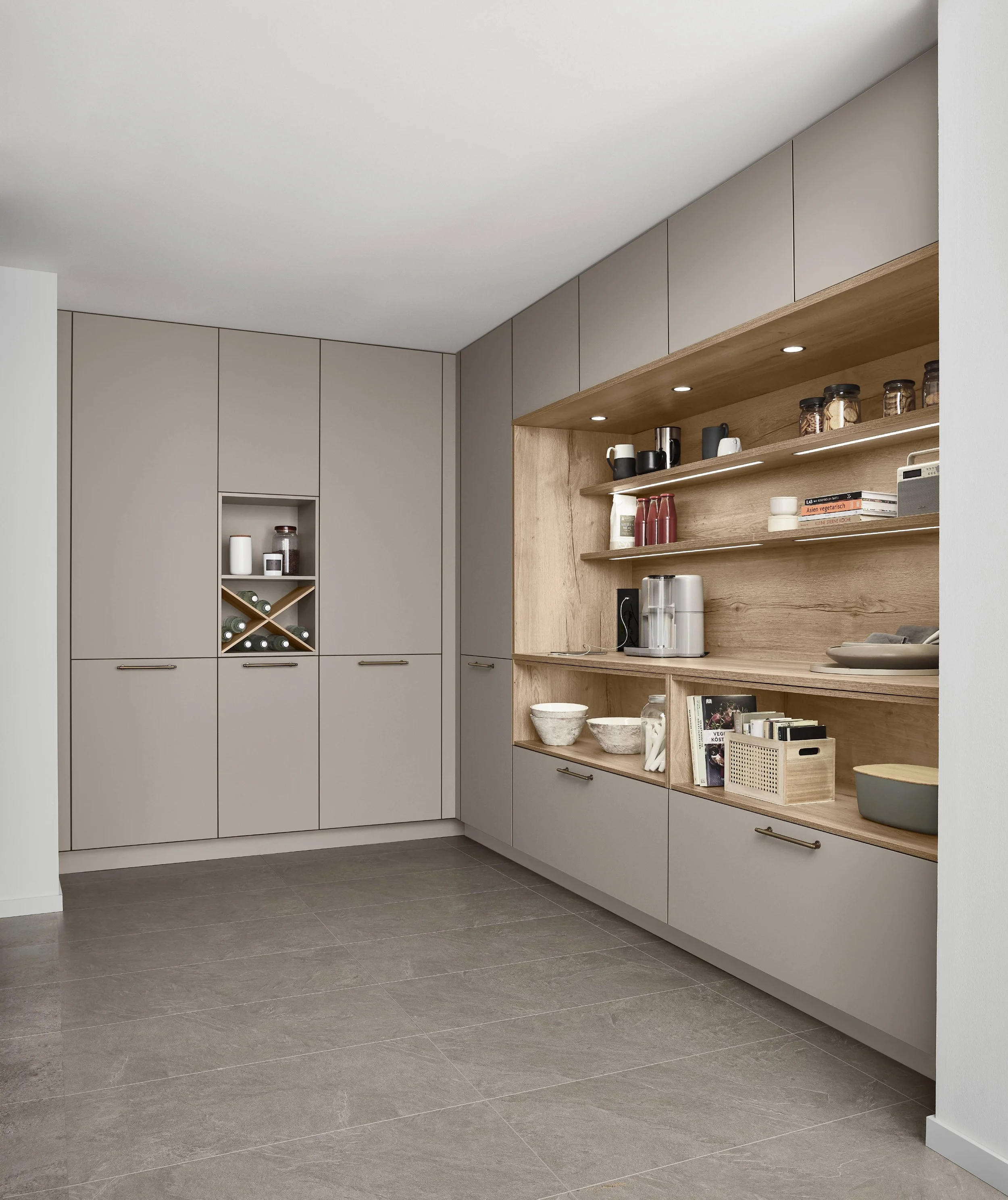 Moderne Küche mit geschlossenen grauen Schränken und offenen holzverkleideten Regalen, gefüllt mit Geschirr, Büchern und Küchenutensilien.