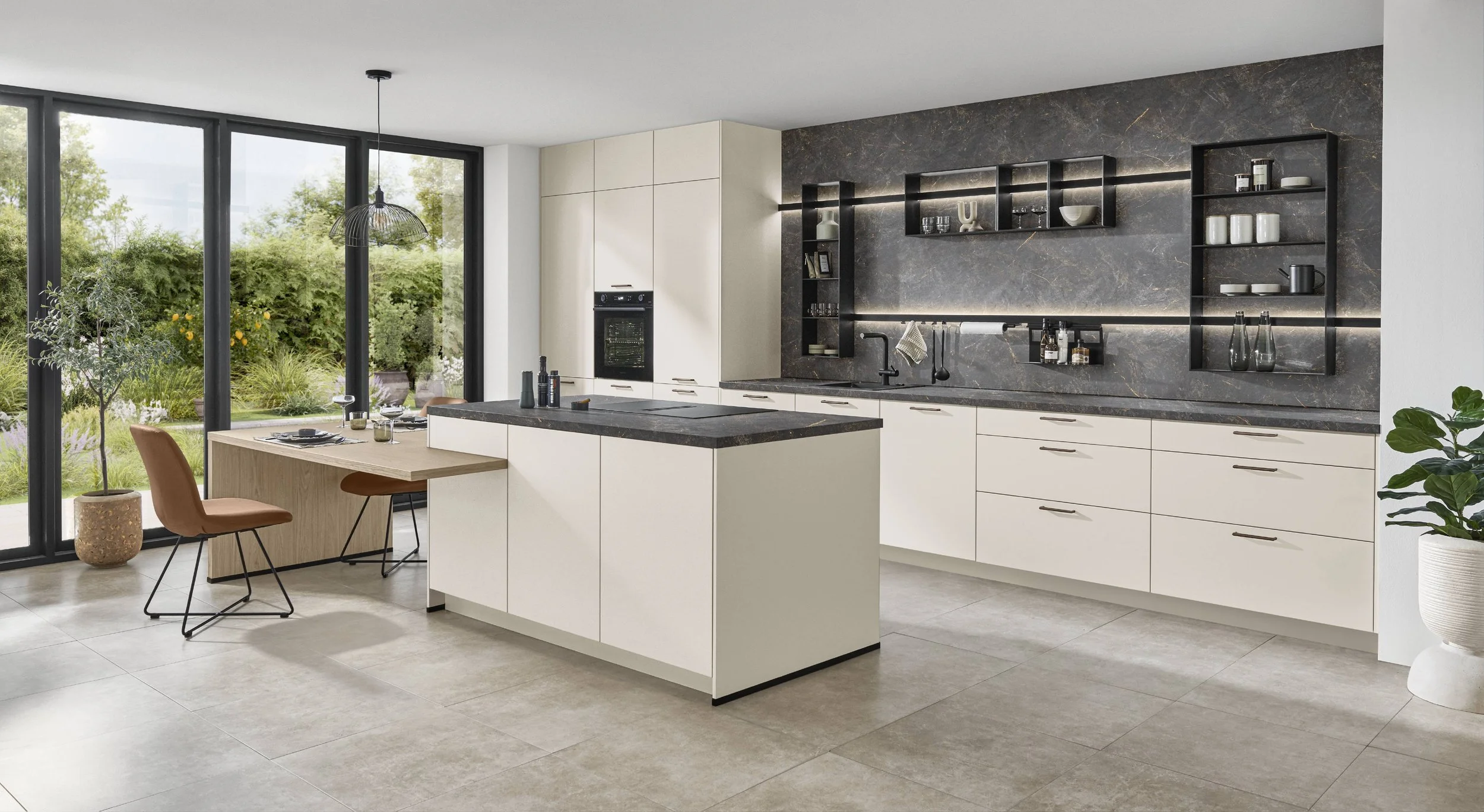 Moderne Küche mit weißen Schränken, dunkler Arbeitsplatte, Backofen, Esstisch mit Stühlen, große Fenster mit Blick auf Garten, Pflanzen im Raum.