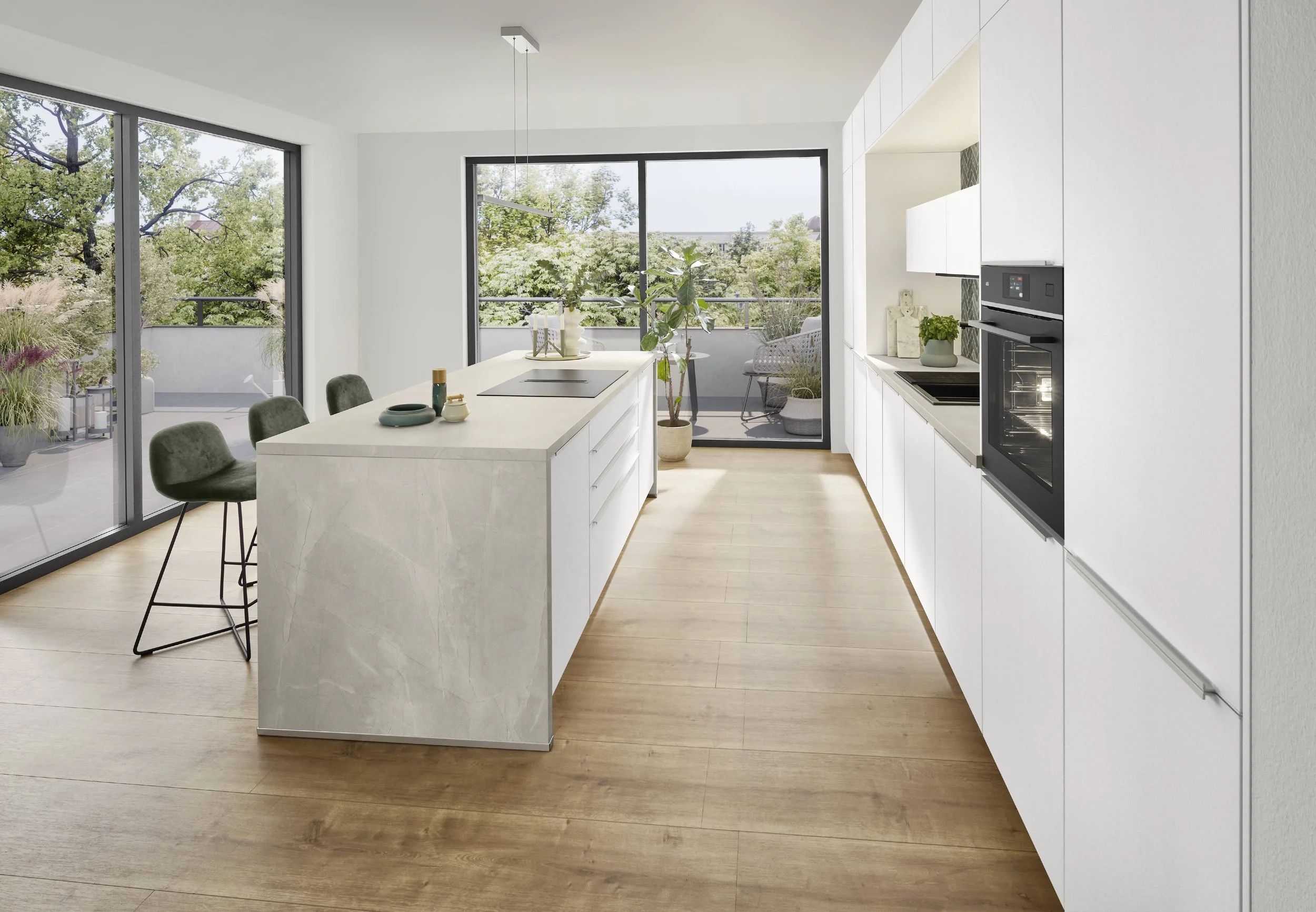 Moderne weiße Küche mit Kücheninsel, Blick auf Balkon mit Pflanzen und Sitzgelegenheiten, große Fenster, heller Holzboden.
