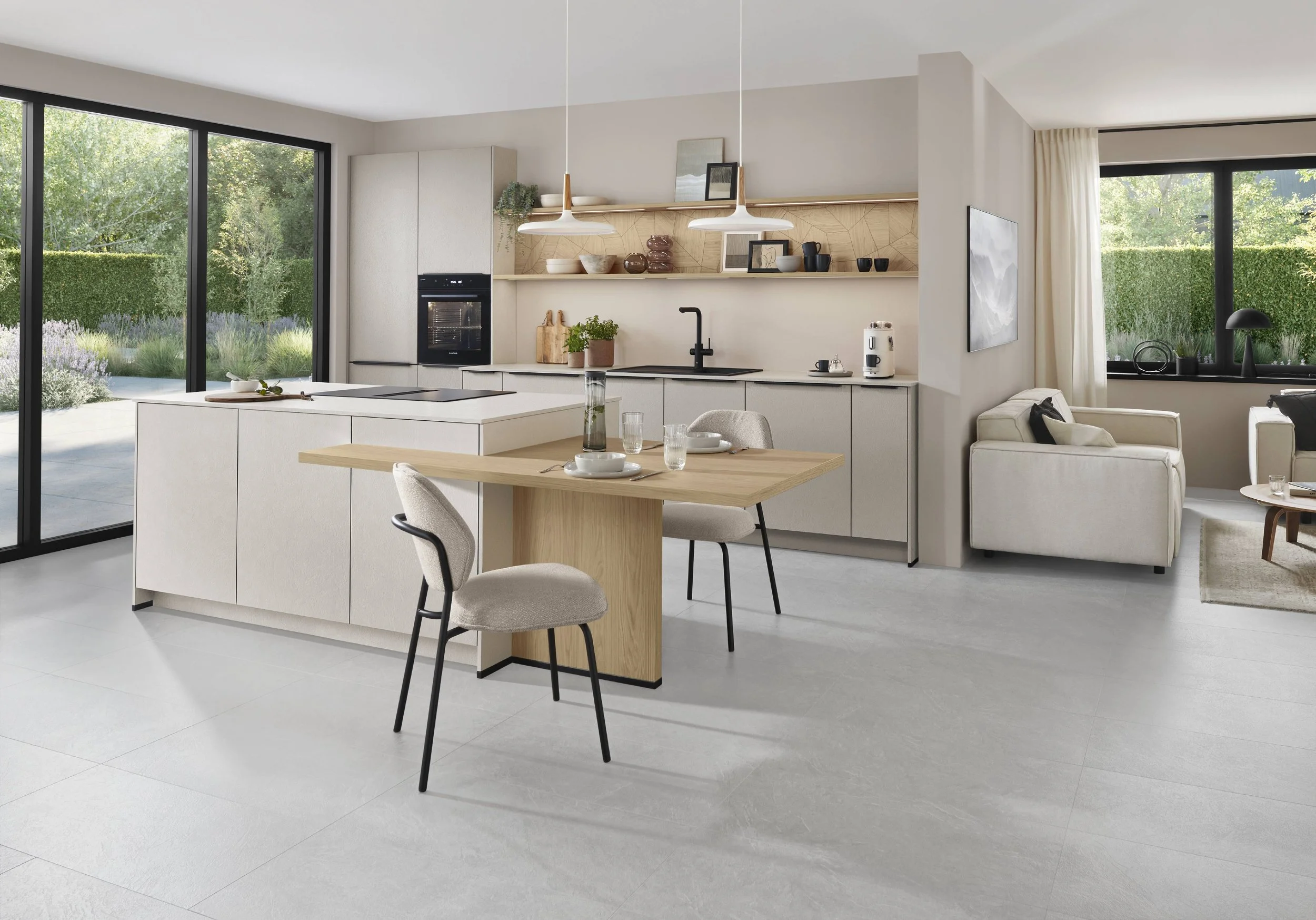Moderne, offene Küche mit weißem Design, Esstisch mit Stühlen, Wohnzimmer mit Couch und großem Fenster mit Blick auf Garten.