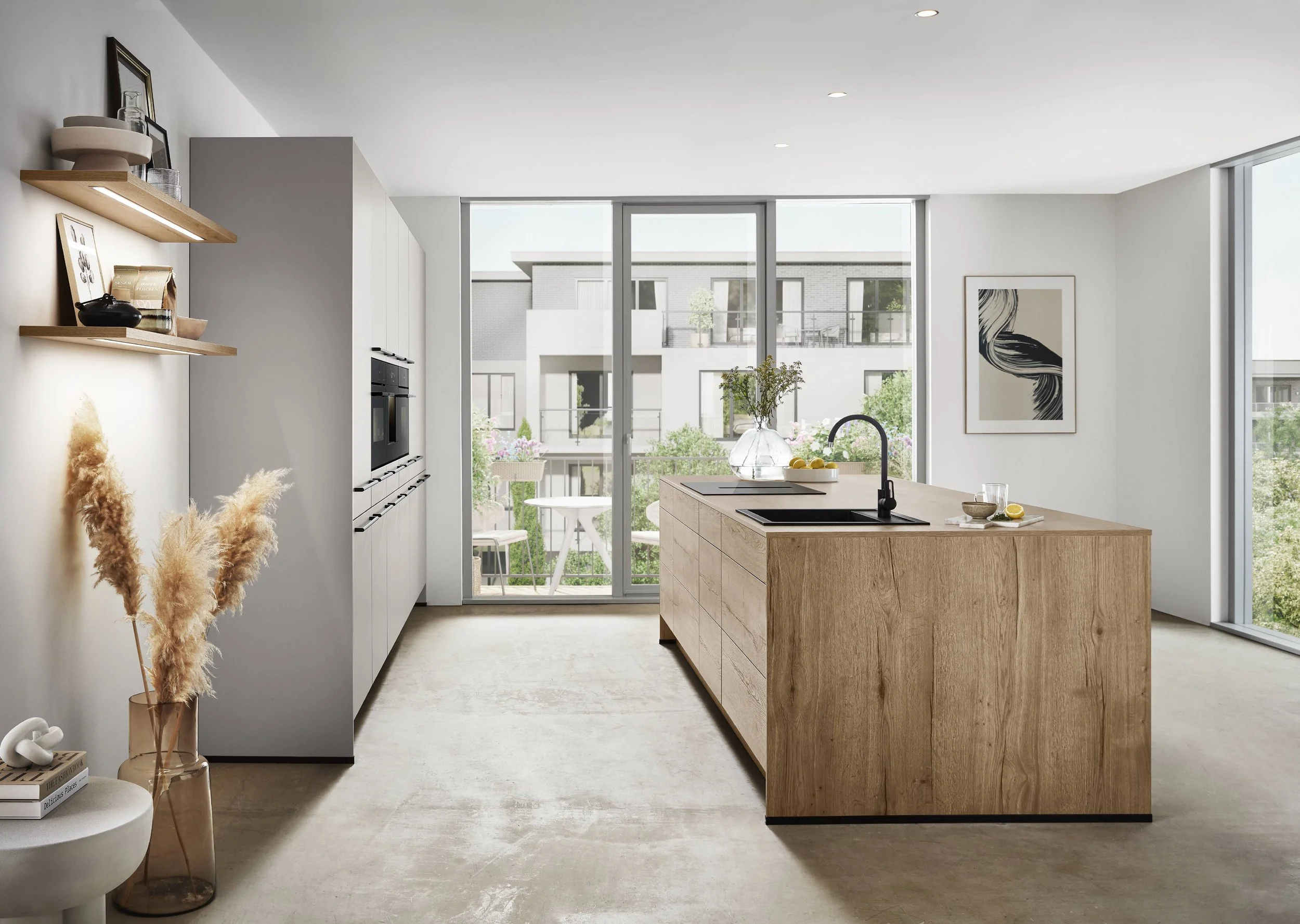Moderne, offene Küche mit großen Fenstern, Esstisch im Außenbereich auf dem Balkon, minimalistischer Stil, holzfarbener Küchenblock, weiße Wände, Wandkunst, Dekorationsgegenstände und Pflanzen