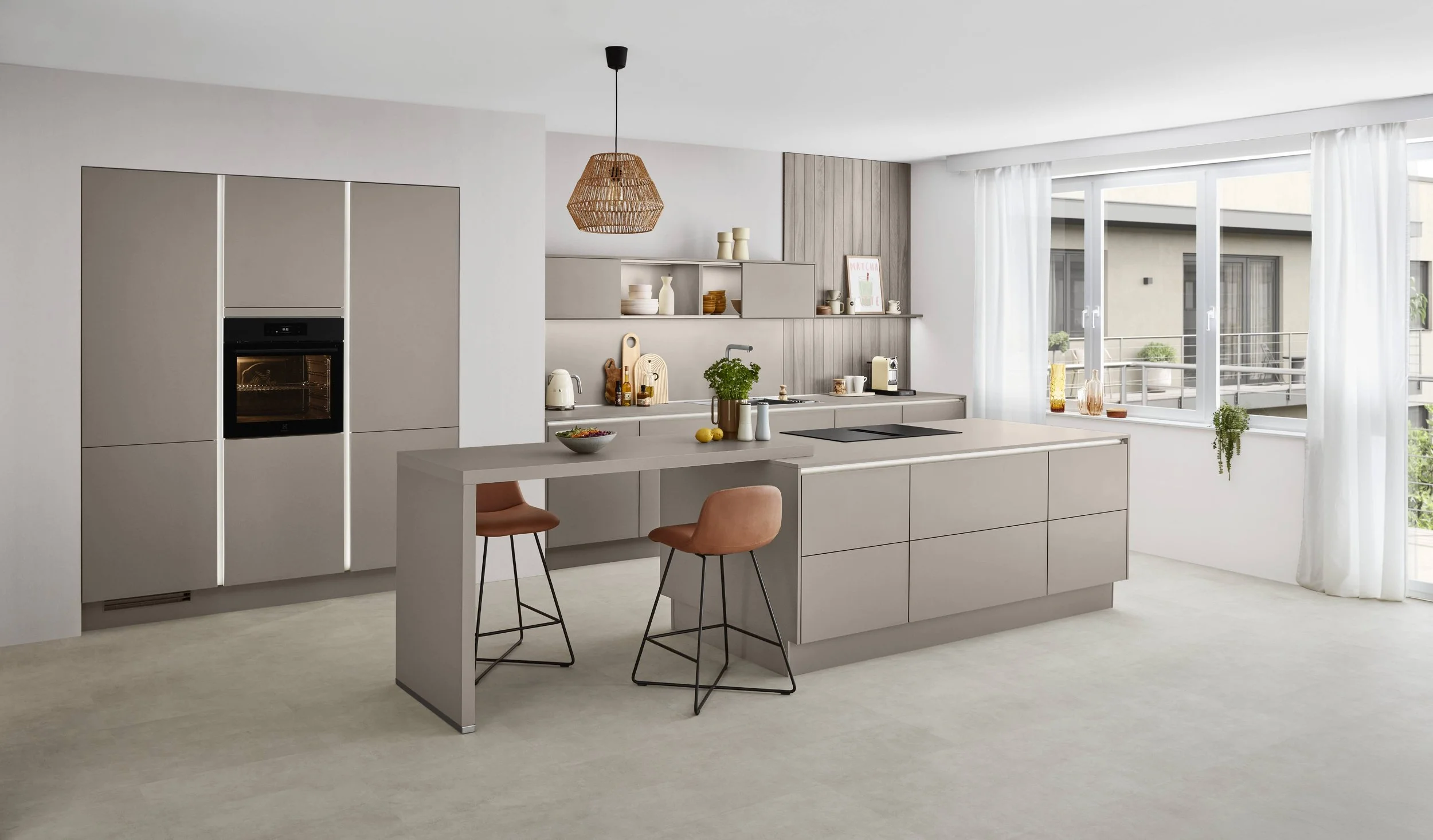 Moderne, helle Küche mit offener Gestaltung, helle Schränke, Kücheninsel mit Barhockern, große Fenster mit weißen Vorhängen, minimalistisches Dekor, Pflanzen auf Fensterbank
