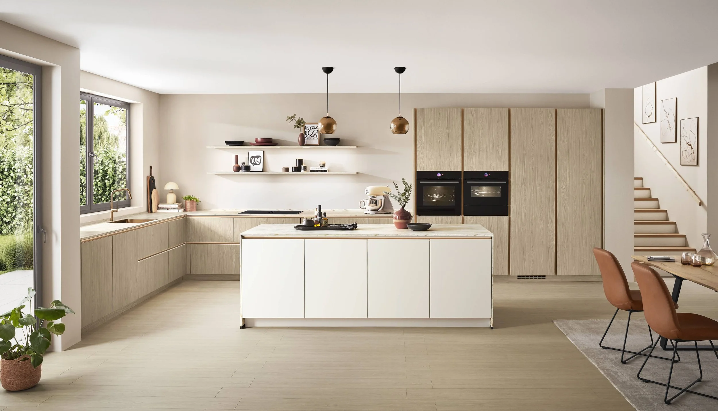 Moderne, helle Küche mit Holzarmaturen, einer weißen Kücheninsel, schwarzen Backöfen, offenen Regalen, großen Fenstern, Pflanzen, Essbereich mit orangefarbenen Stühlen und Treppe im Hintergrund.