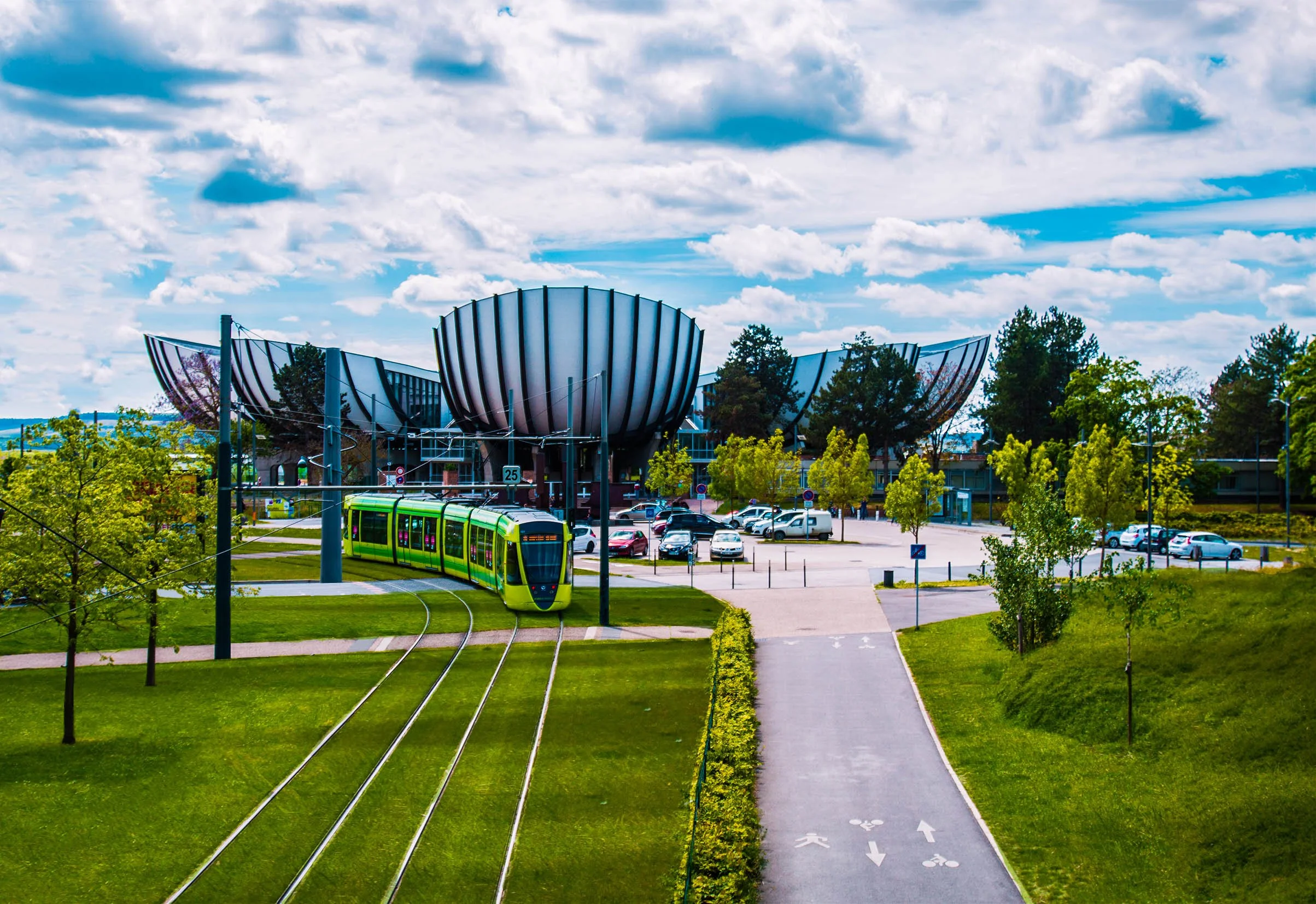 Vue du Campus Croix-Rouge de l'URCA avec un Tram qui passe devant