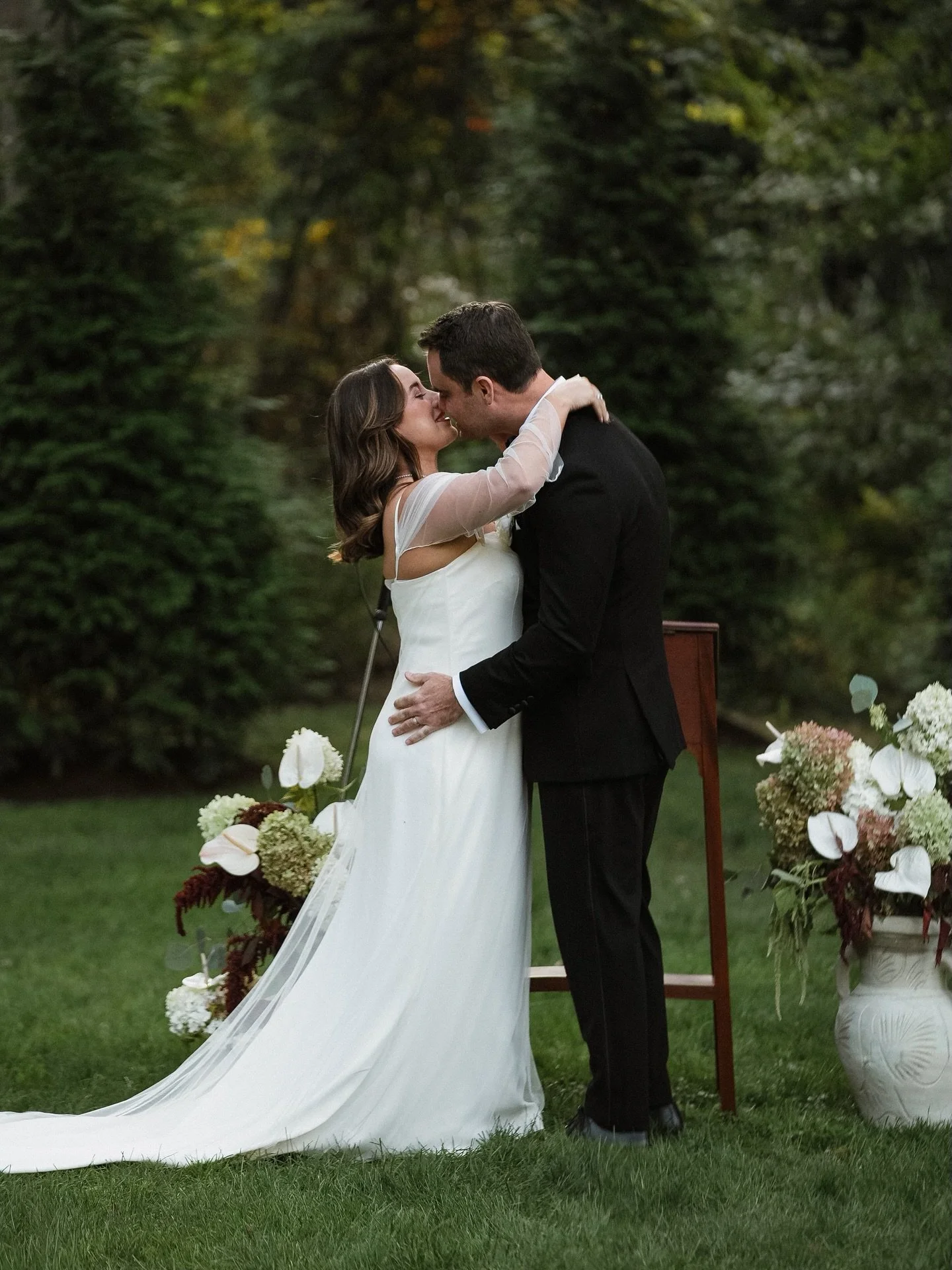 A family estate transformed for an intimate and elegant celebration for N&amp;C 

Photography | @mattferrweddings 
Planning/Design | @atlaseventanddesign 
Hair and Makeup | @upstyle.co 
Brides Dress | @daniellefrankelbride @daniellefrankelstudio 
Cer