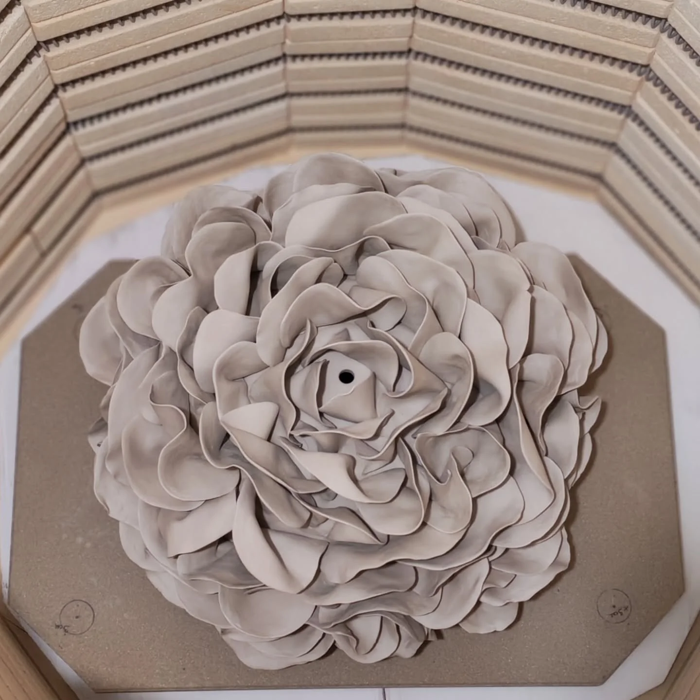 Dans ma pellicule de janvier 🌸 :
1. Pied de lampe en Gr&egrave;s parti pour 18h de cuisson
2. Vue favorite sur mon espace de travail
3. Visite de la boutique @empreintesparis (avec une folle envie d'y exposer un jour 🤞) 
4. Finition de luminaires a