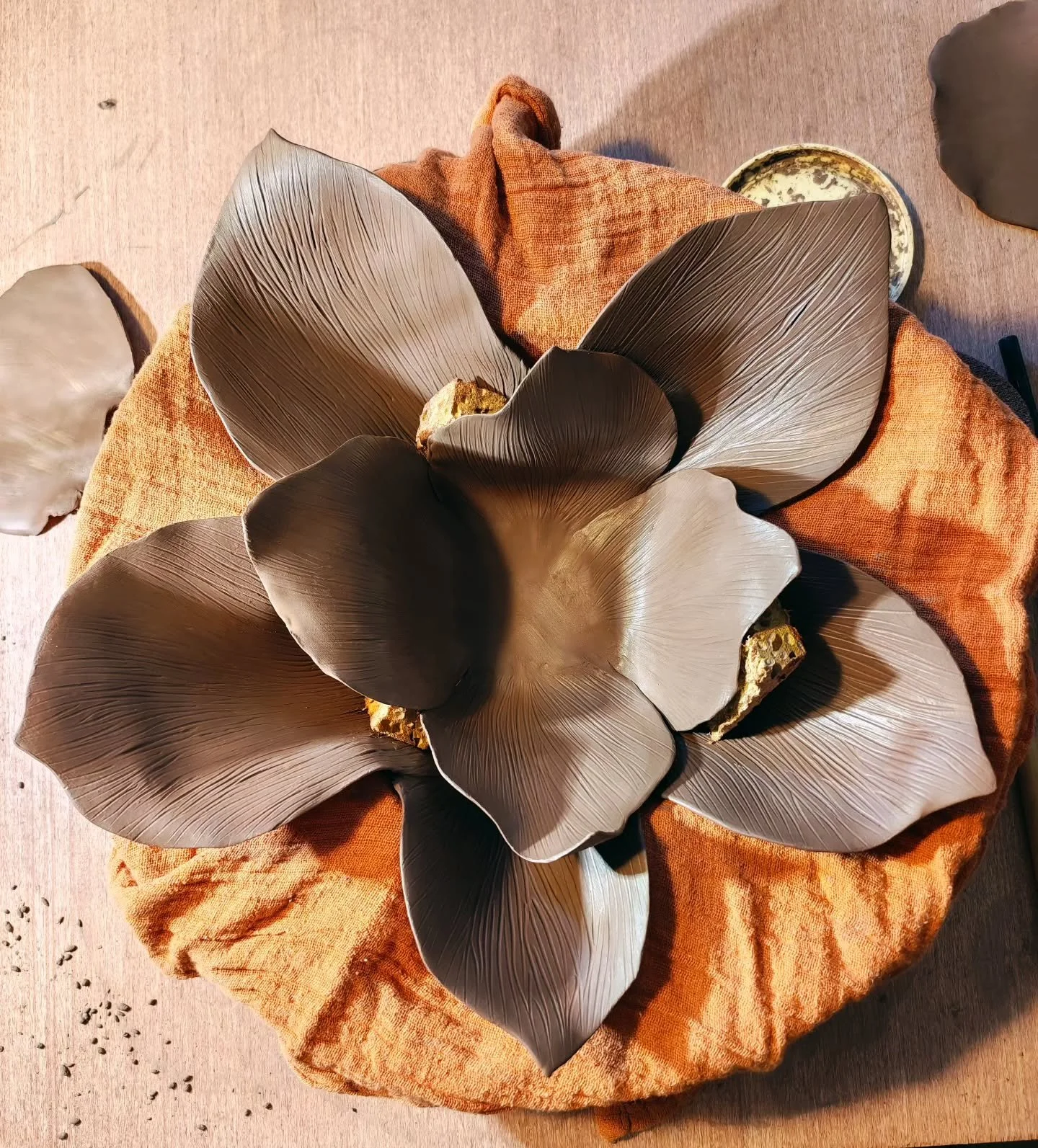 On me demande souvent o&ugrave; je puise mon inspiration.

Je crois qu'elle est, d'une certaine mani&egrave;re, profond&eacute;ment ancr&eacute;e en moi.
C'est ma fa&ccedil;on de m'exprimer, de prendre la parole et de dire qui je suis.

Dans un monde