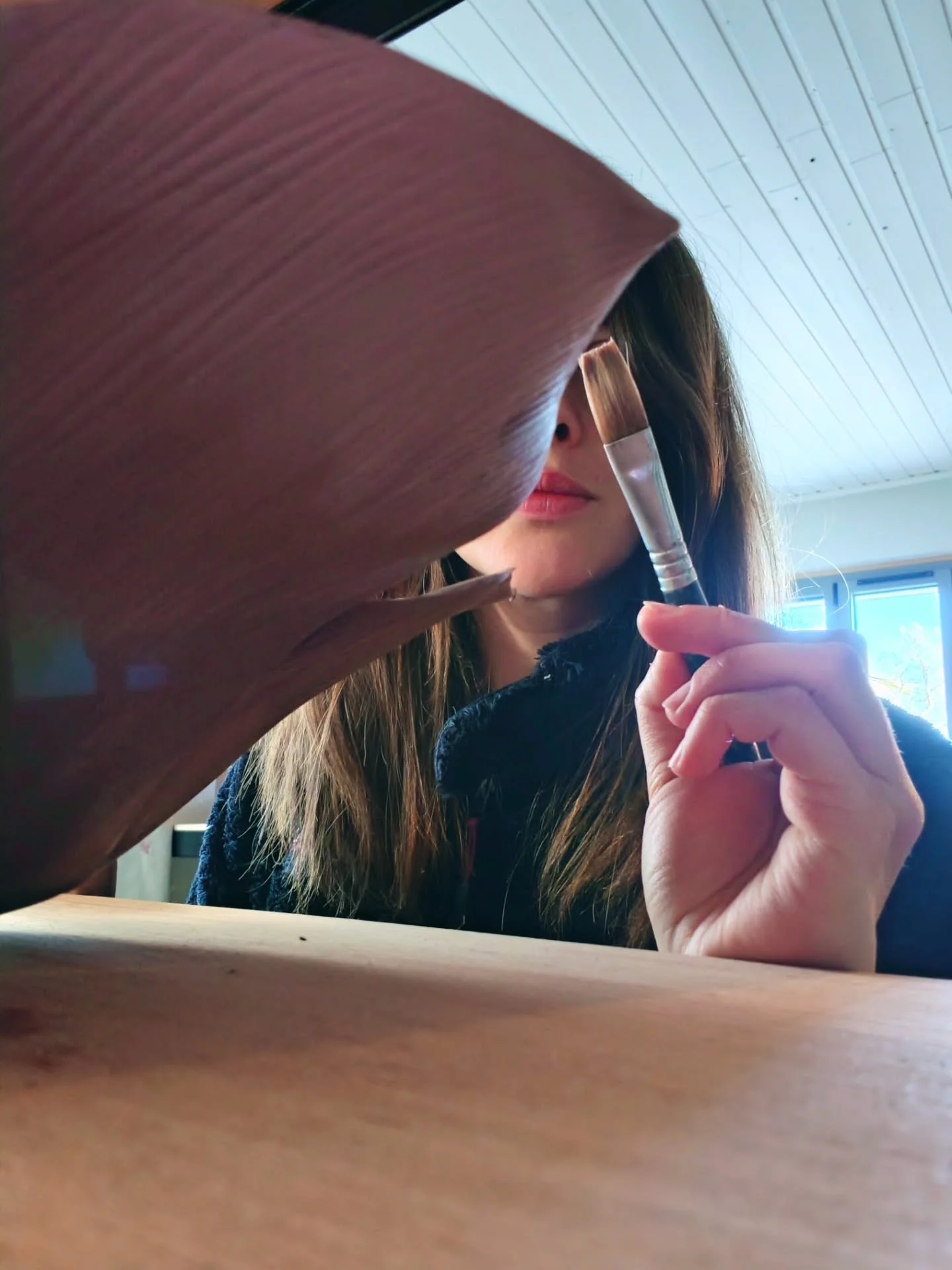 Dans mon atelier, en Seine-et-Marne, je cr&eacute;e des pi&egrave;ces enti&egrave;rement fa&ccedil;onn&eacute;es &agrave; la main. 

Chaque pi&egrave;ce est unique. 
M&ecirc;me lorsque je reprends une forme : la mati&egrave;re, la couleur, le geste, 