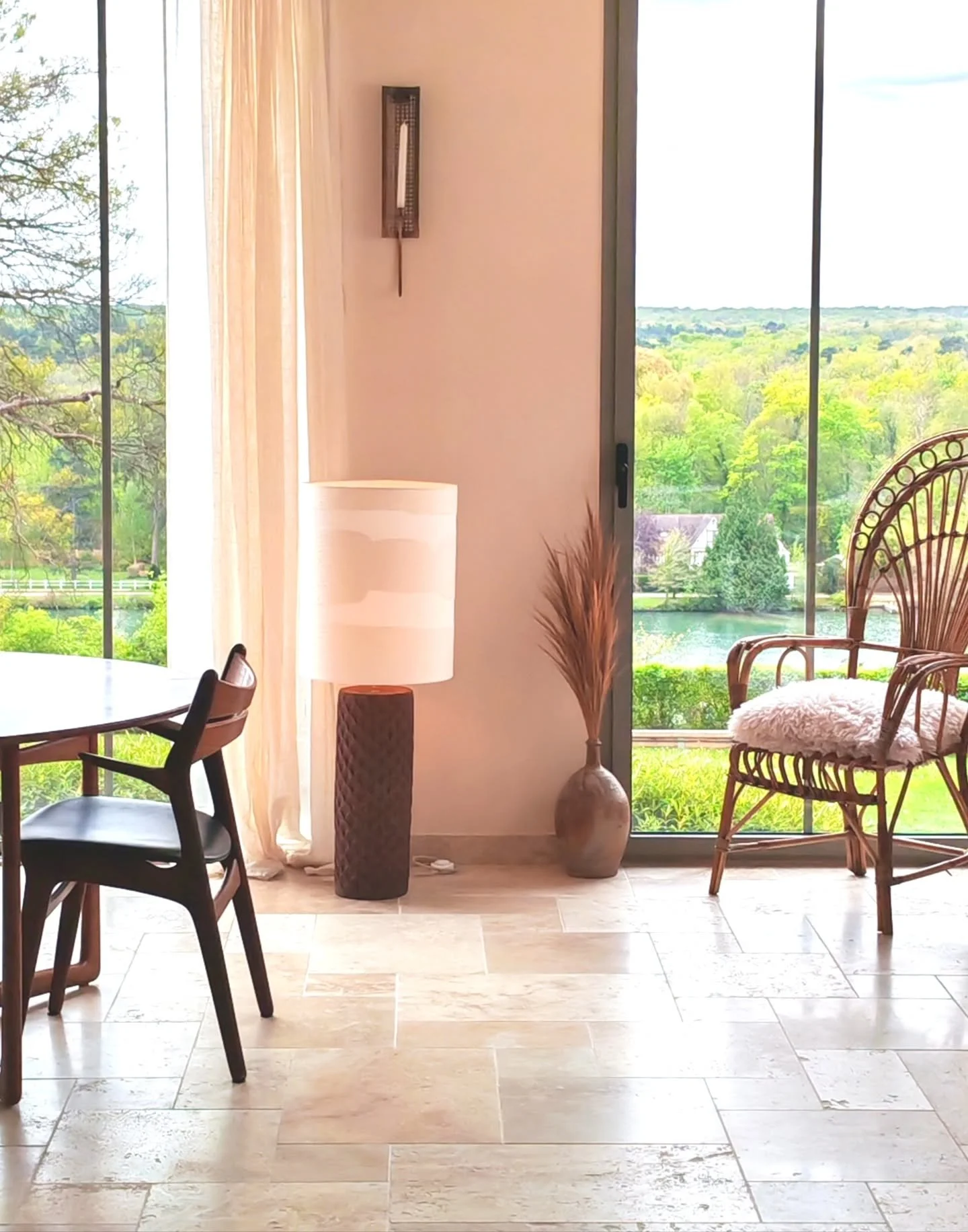 Une lumi&egrave;re douce transforme un int&eacute;rieur.
Le soir, elle r&eacute;v&egrave;le les d&eacute;tails, cr&eacute;e une atmosph&egrave;re. 

Je cr&eacute;e des pi&egrave;ces intemporelles, pens&eacute;es pour apporter du caract&egrave;re &agr