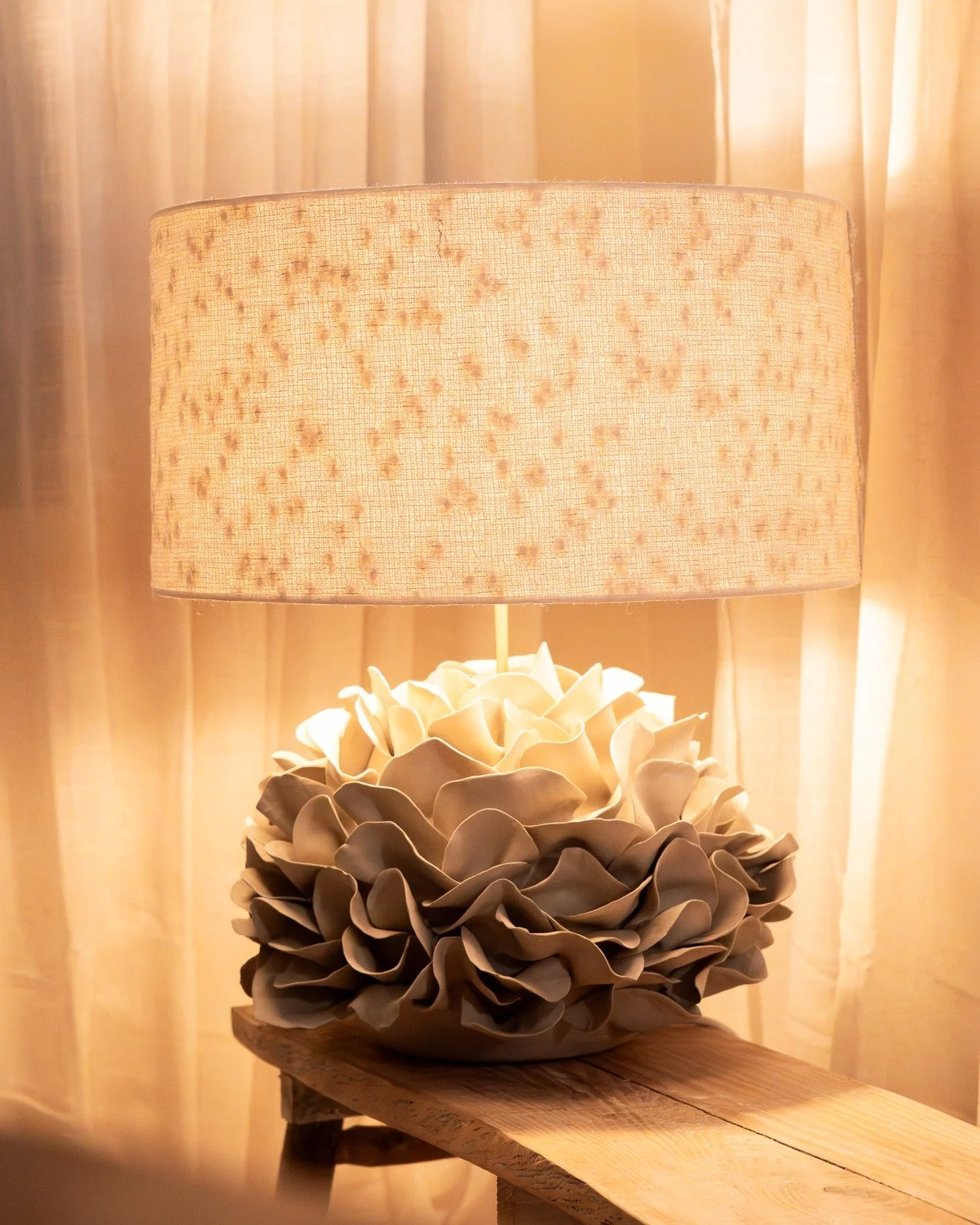 Lorsque j&rsquo;ai choisi ce tissu de la maison Pierre Frey, j&rsquo;imaginais d&eacute;j&agrave; sa l&eacute;g&egrave;ret&eacute; une fois la lumi&egrave;re allum&eacute;e.

Allum&eacute;e, la lampe r&eacute;v&egrave;le une douceur inattendue. Le ti