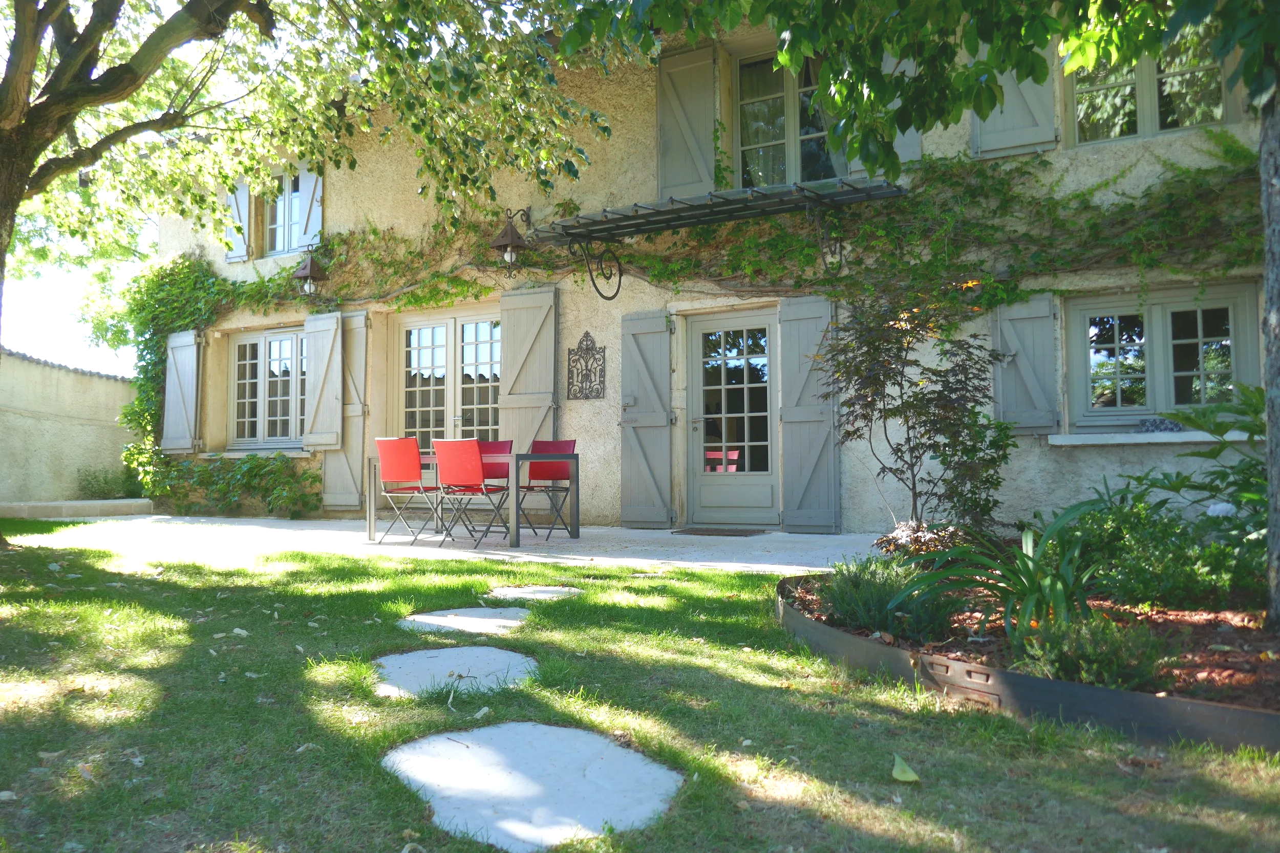 Chambre d'hôtes de charme avec terrasse et piscine en région Lyonnaise