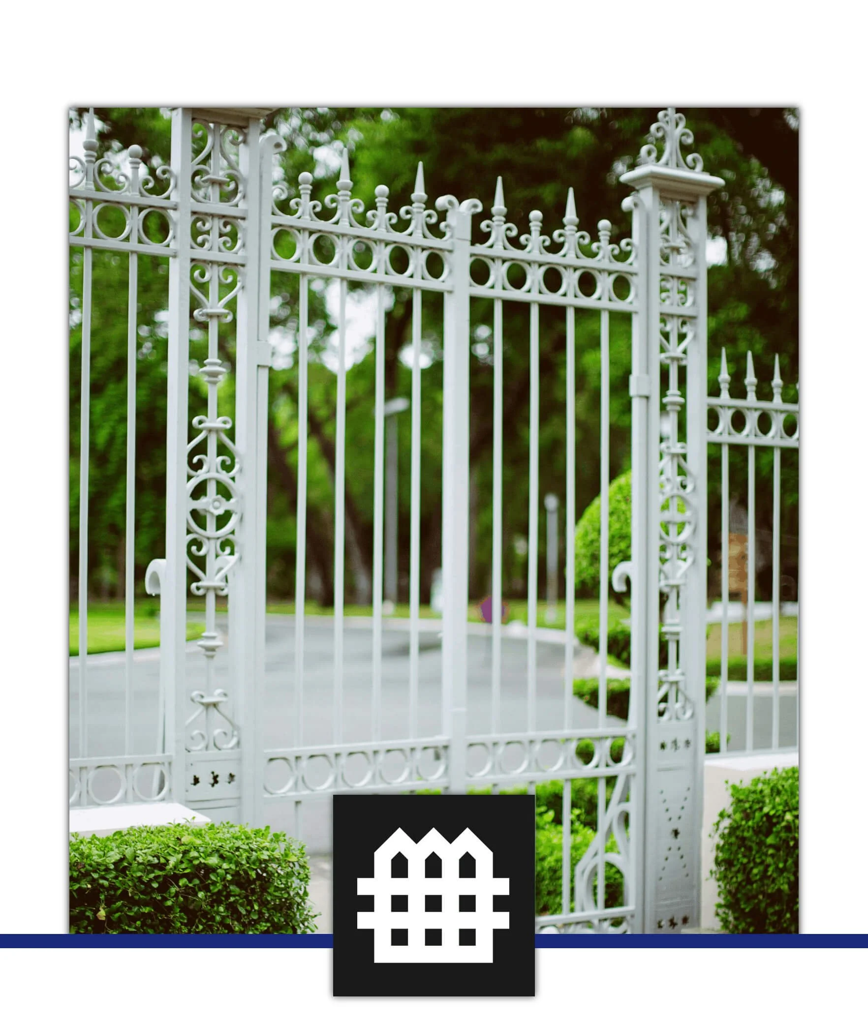 Ein Gartentor vor einer grünen, gepflegten Landschaft mit Bäumen und Sträuchern.