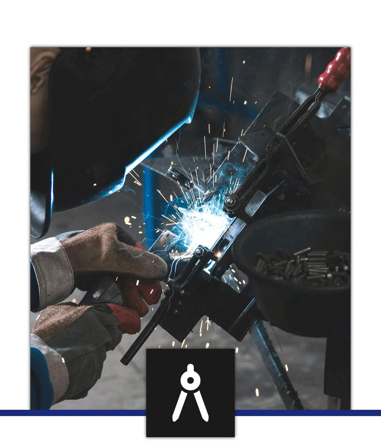 Ein Schweißer trägt Schutzhelm und Handschuhe, arbeitet an einem Metallstück, Funken fliegen beim Schweißen.