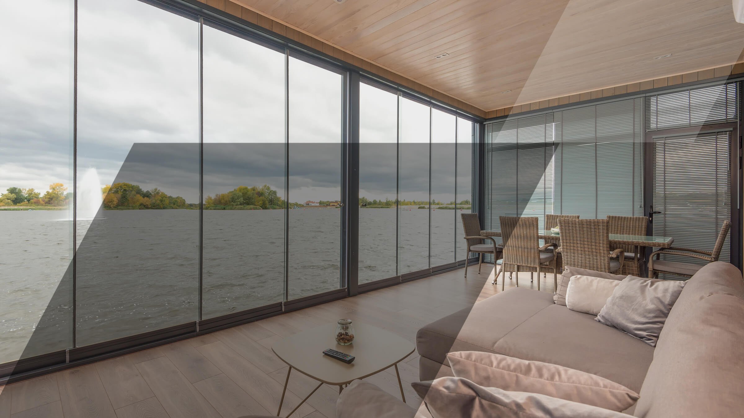 Moderner Sommergarten mit seitlicher Verglasung optimaler Wetterschutz bei maximaler Transparenz.