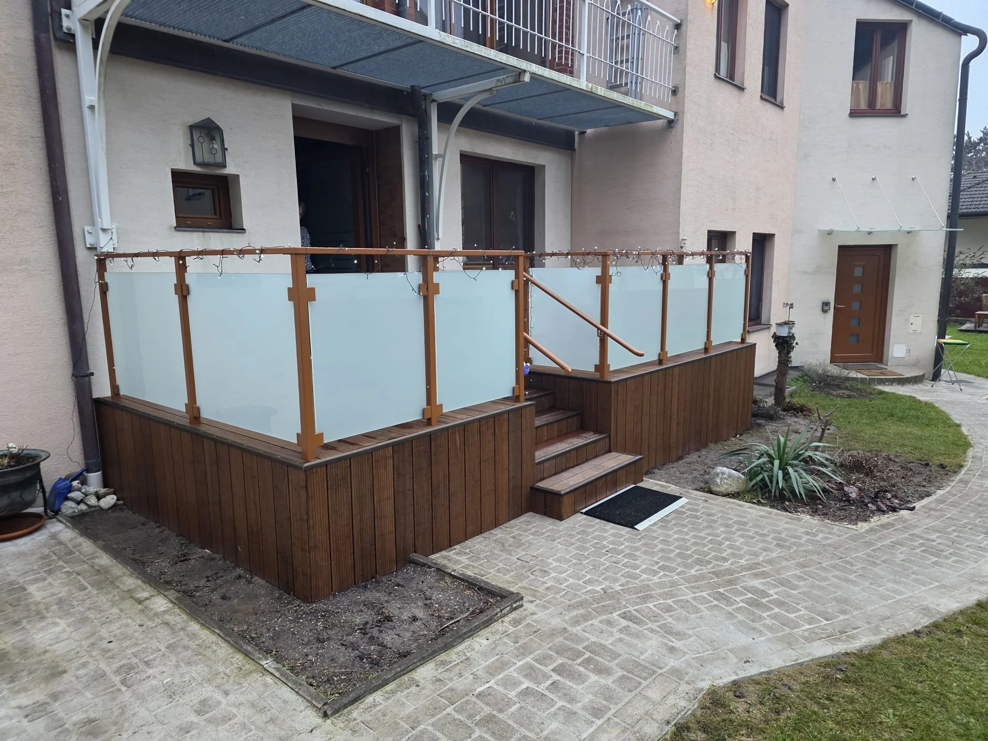 Moderner Balkon mit Holz Glasgeländer über einm Holz Balkon
