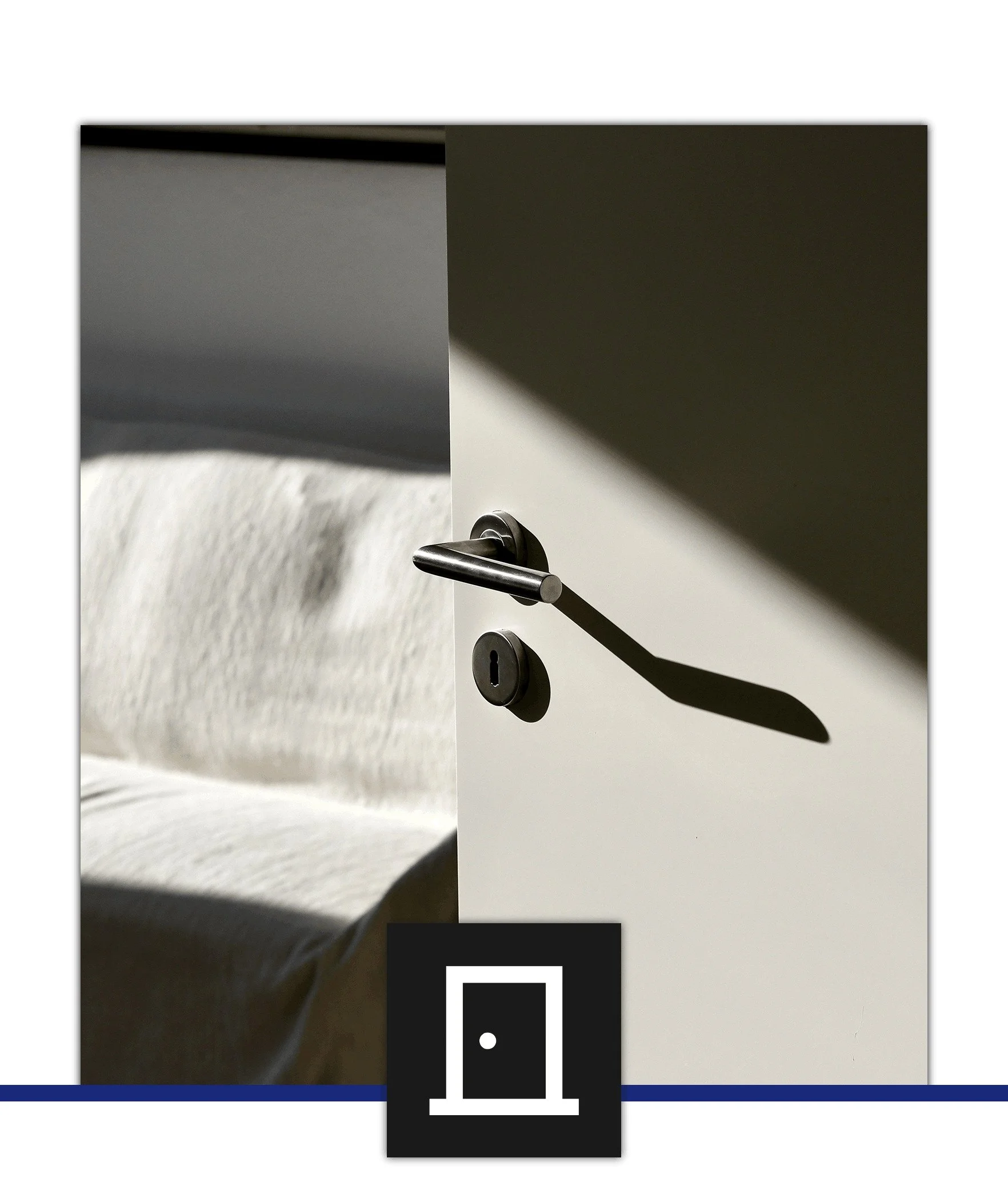 Tür mit einem silbernen Türgriff.