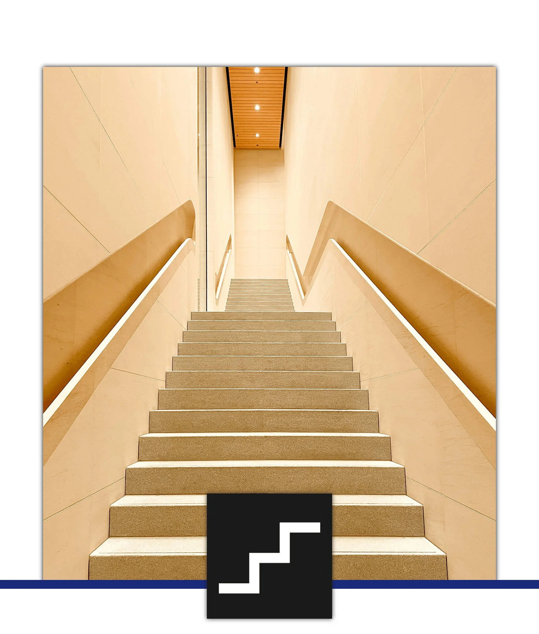 Innenaufnahme einer Treppe, führend nach oben, mit Handläufen an beiden Seiten, in einem modernen Gebäude.