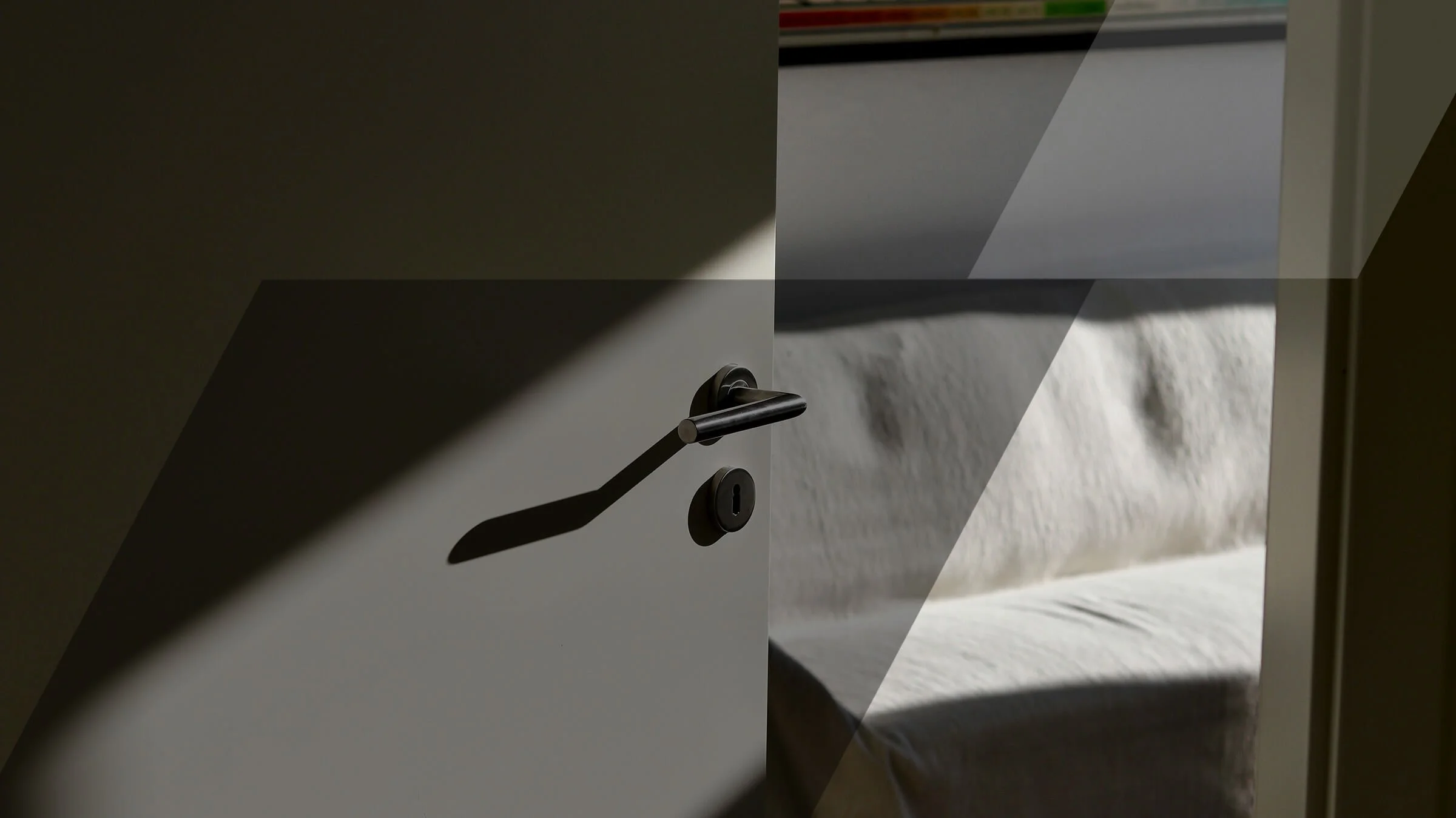 Offene Tür mit silbernem Türgriff. MTP Niederösterreich