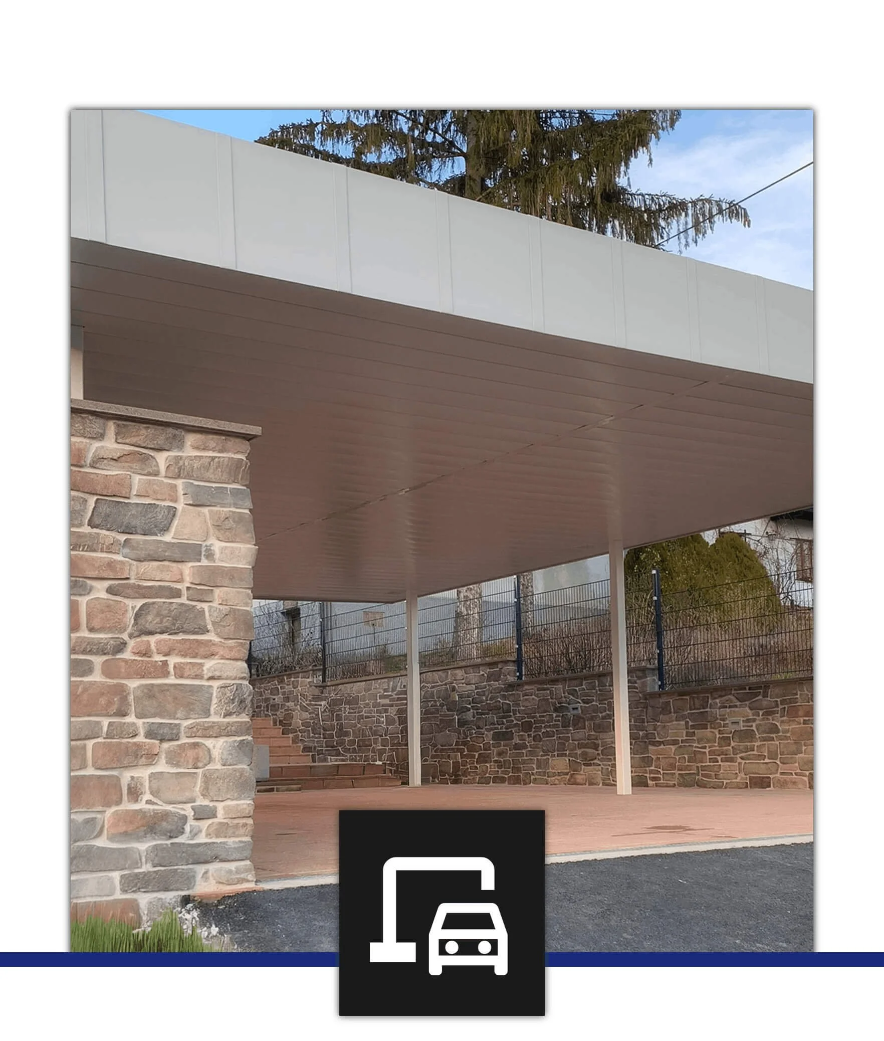 Maßgefertigter Carport von MTP mit weißen Metalldach und stabilen Steinpfeilern, funktional und stilvoll für Ihr Zuhause.