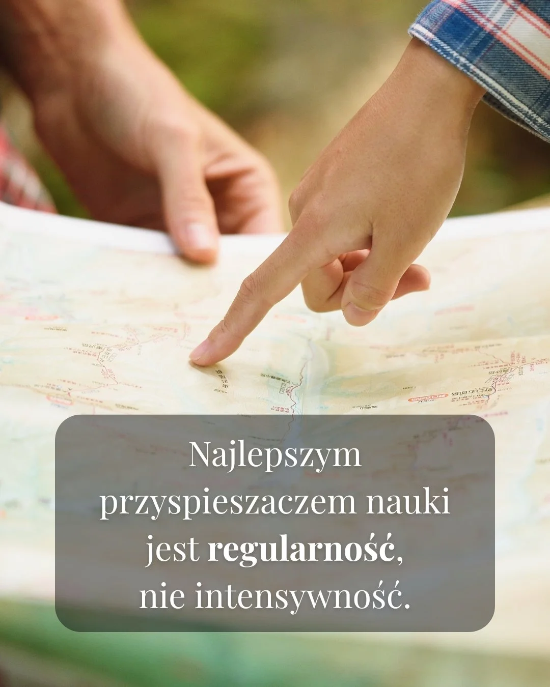 Ręka na mapie — metafora planowania nauki szwedzkiego.